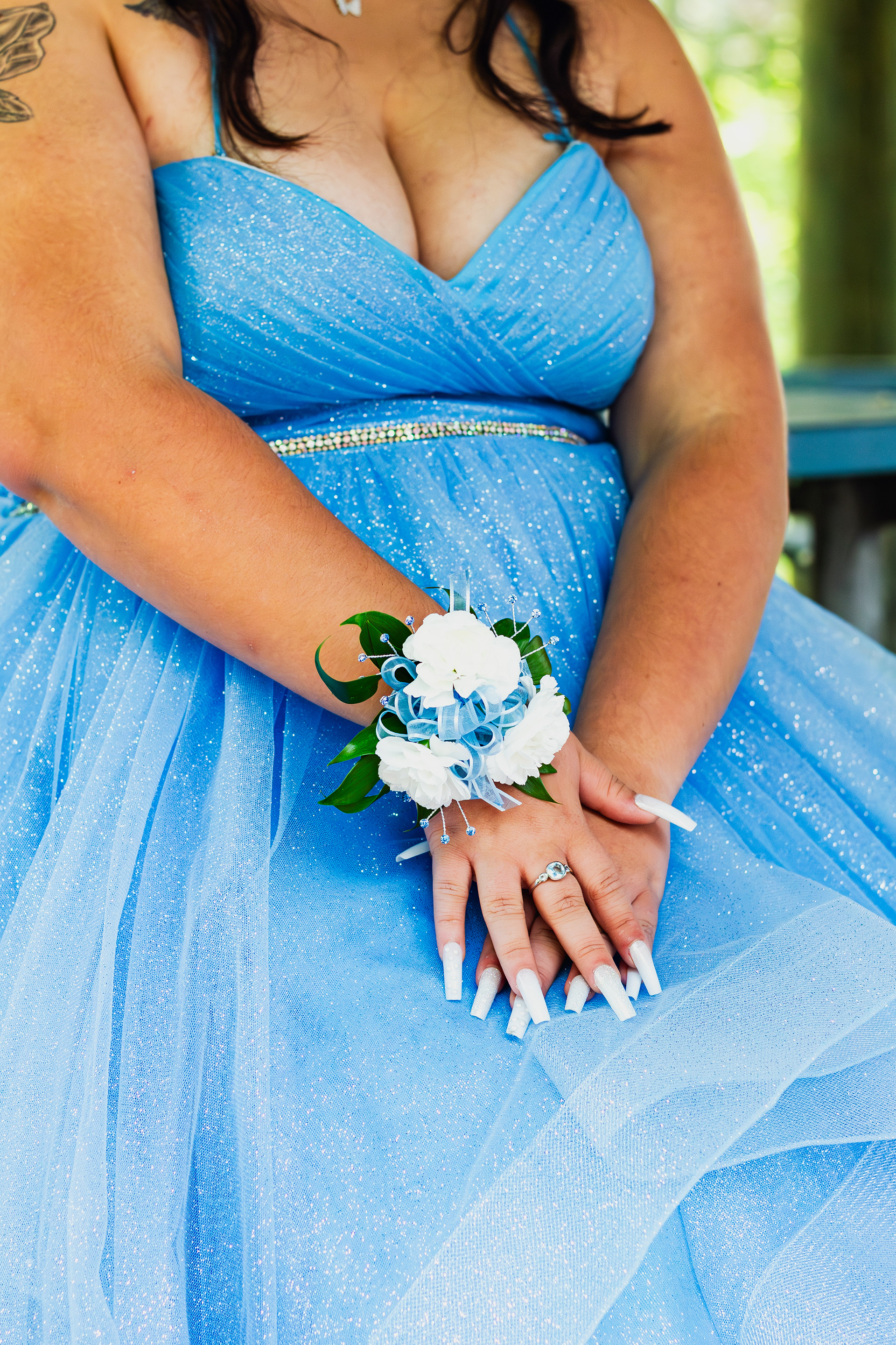 Outdoors photography before prom