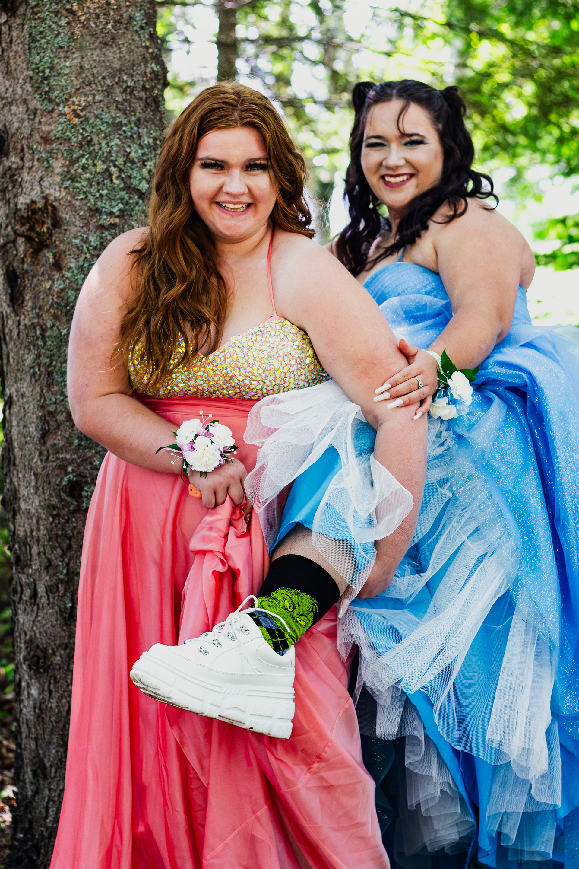 Outdoors photography of friends before prom