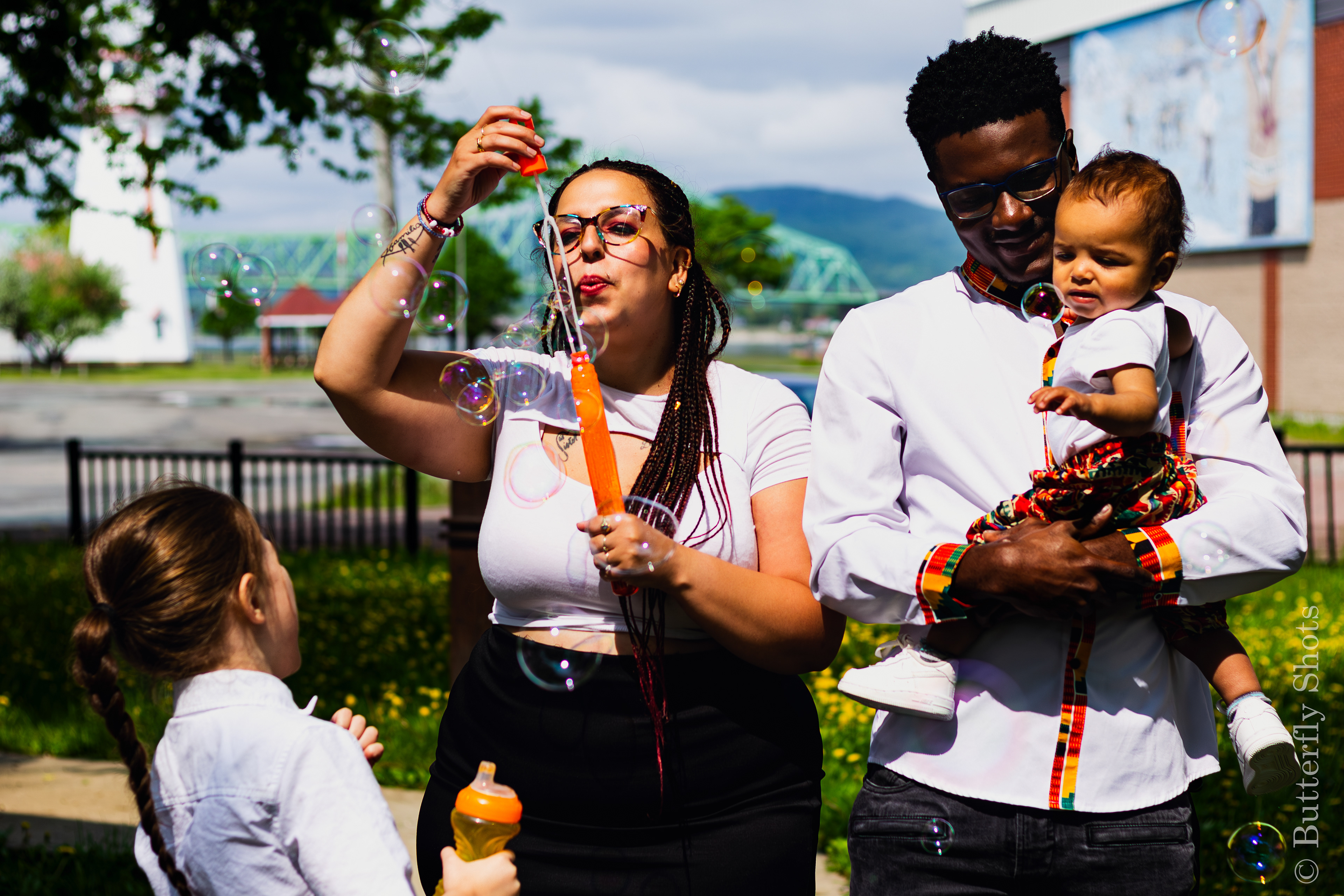 Outdoors family photography with bubbles