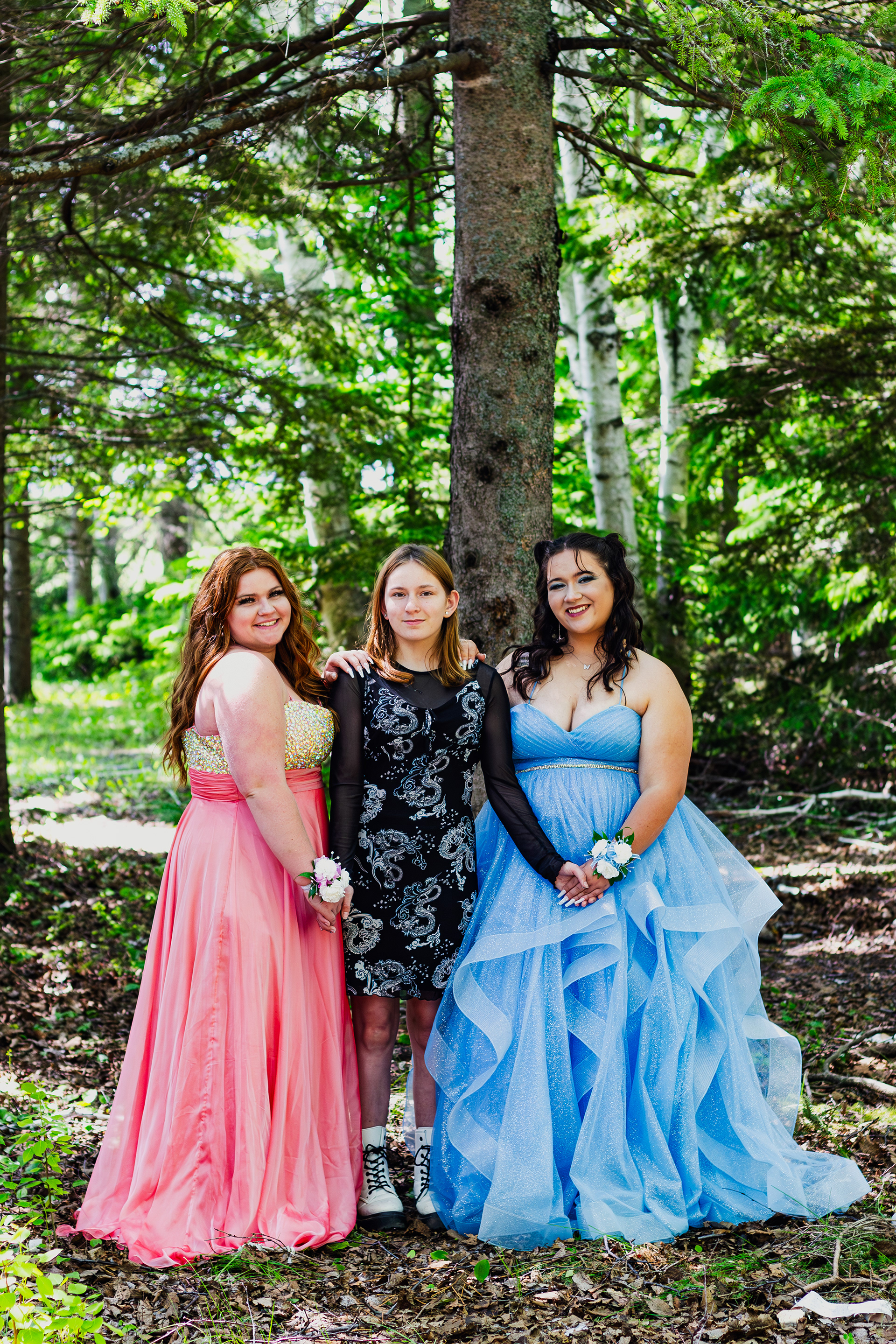 Outdoors photography of friends before prom