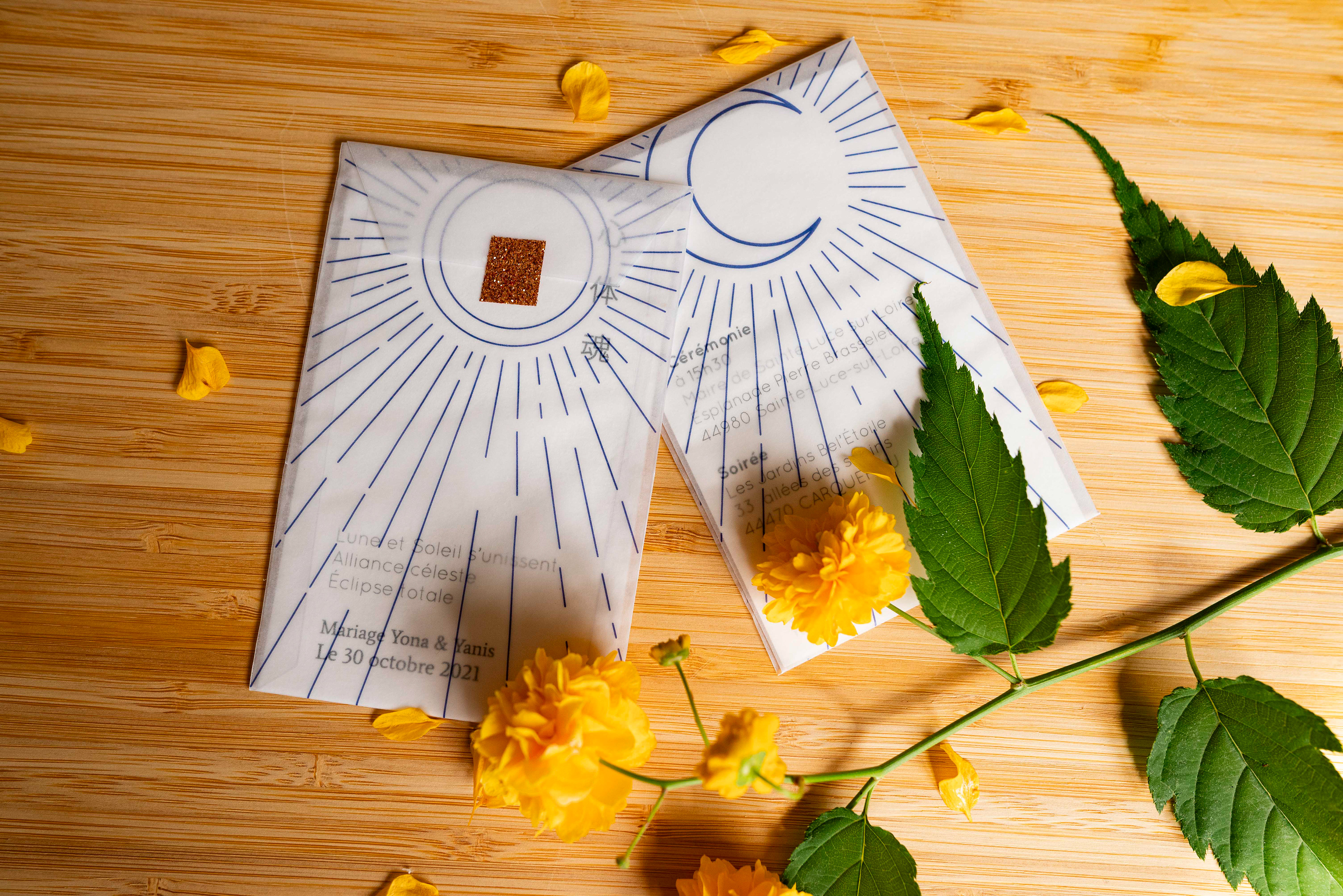 Enveloppe en papier calque à motifs éclipse