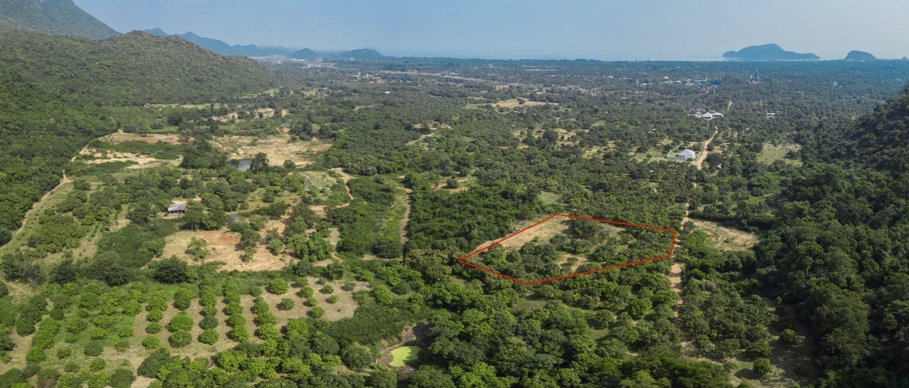 Nestled at the foot of the mountains and just a 5-minute stroll from the pristine beaches of Sam Roi Yod.