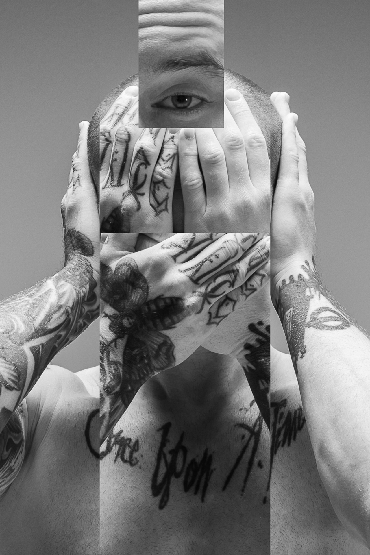 Rising Ape zeigt eine Kunstfotografie mit einem Kopf dessen Augen, Mund und Ohren mit den Händen zugehalten werden. Oben am Kopf schaut ein Auge in die Kamera. Schwarz-Weiß-Fotografie von Georgi Sarkezi