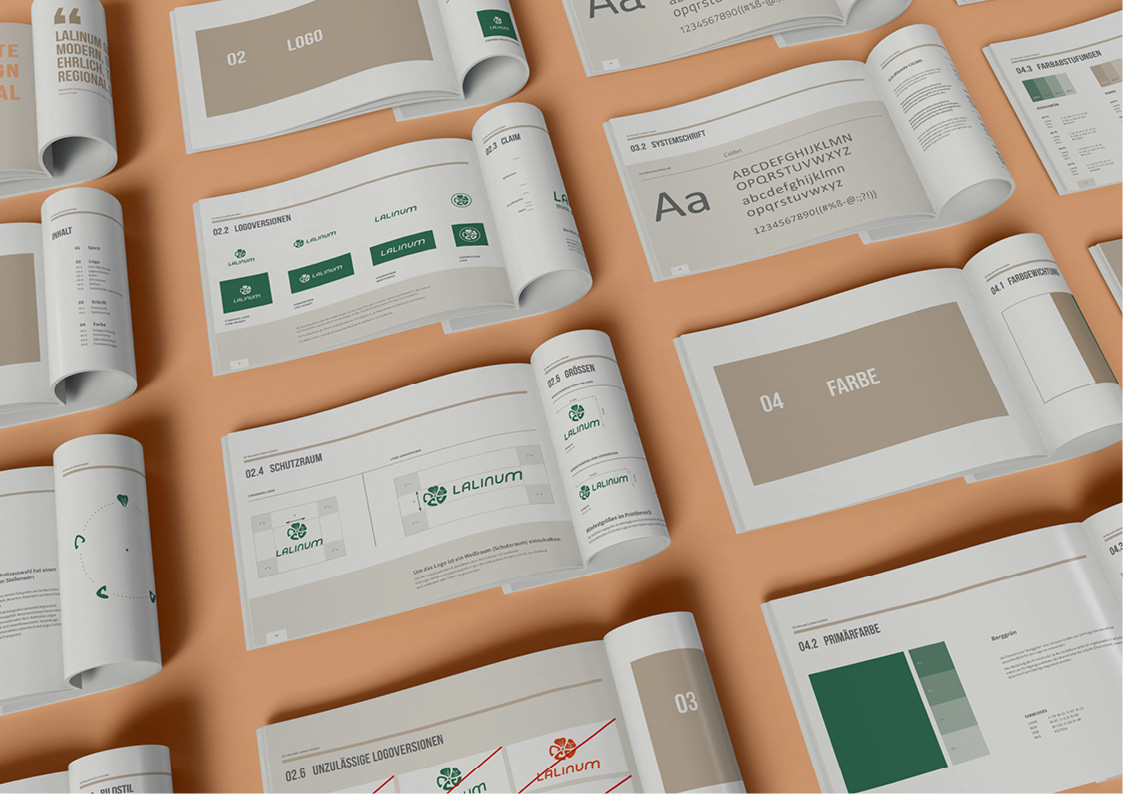 Corporate Design Manual in mehrfacher Ausführung. Bei jedem Manual ist eine andere Seite zu sehen. Logoversionen, Schutzraum, Systemschrift, Farbabstufungen, usw. Grafische Arbeit von Eva Stöflin