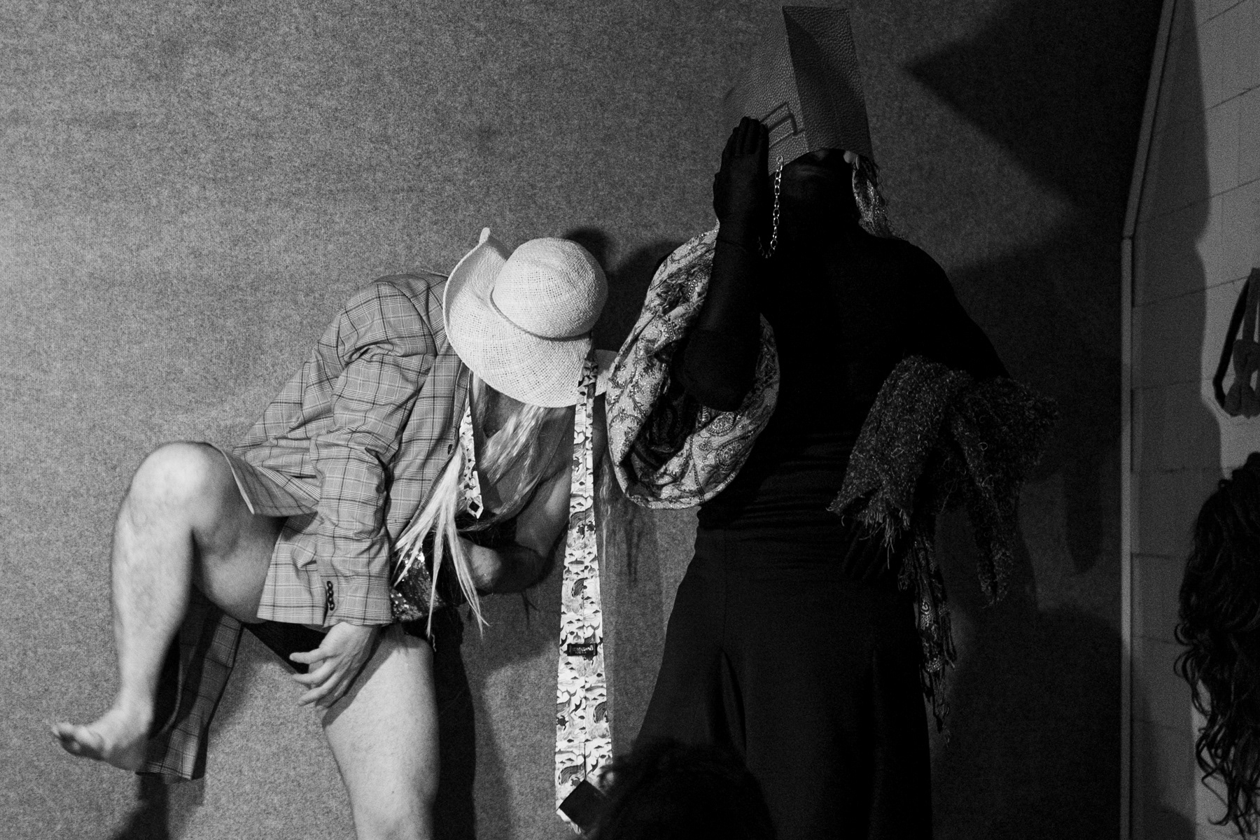 Schwarz-Weiß-Fotografie einer künstlerischen Performance mit zwei Personen. Fotografie von Eva Stöflin