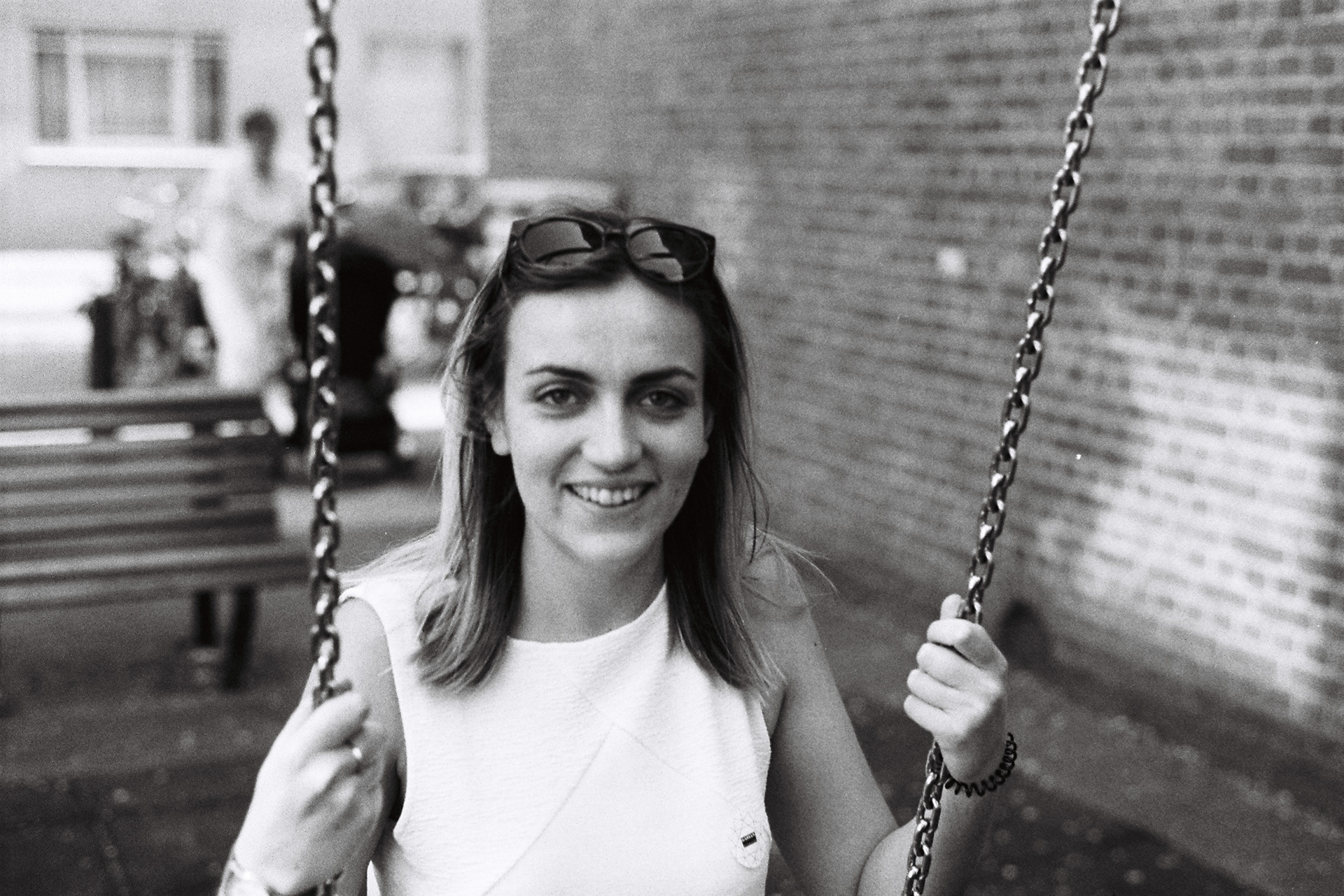 Élise sur balançoire