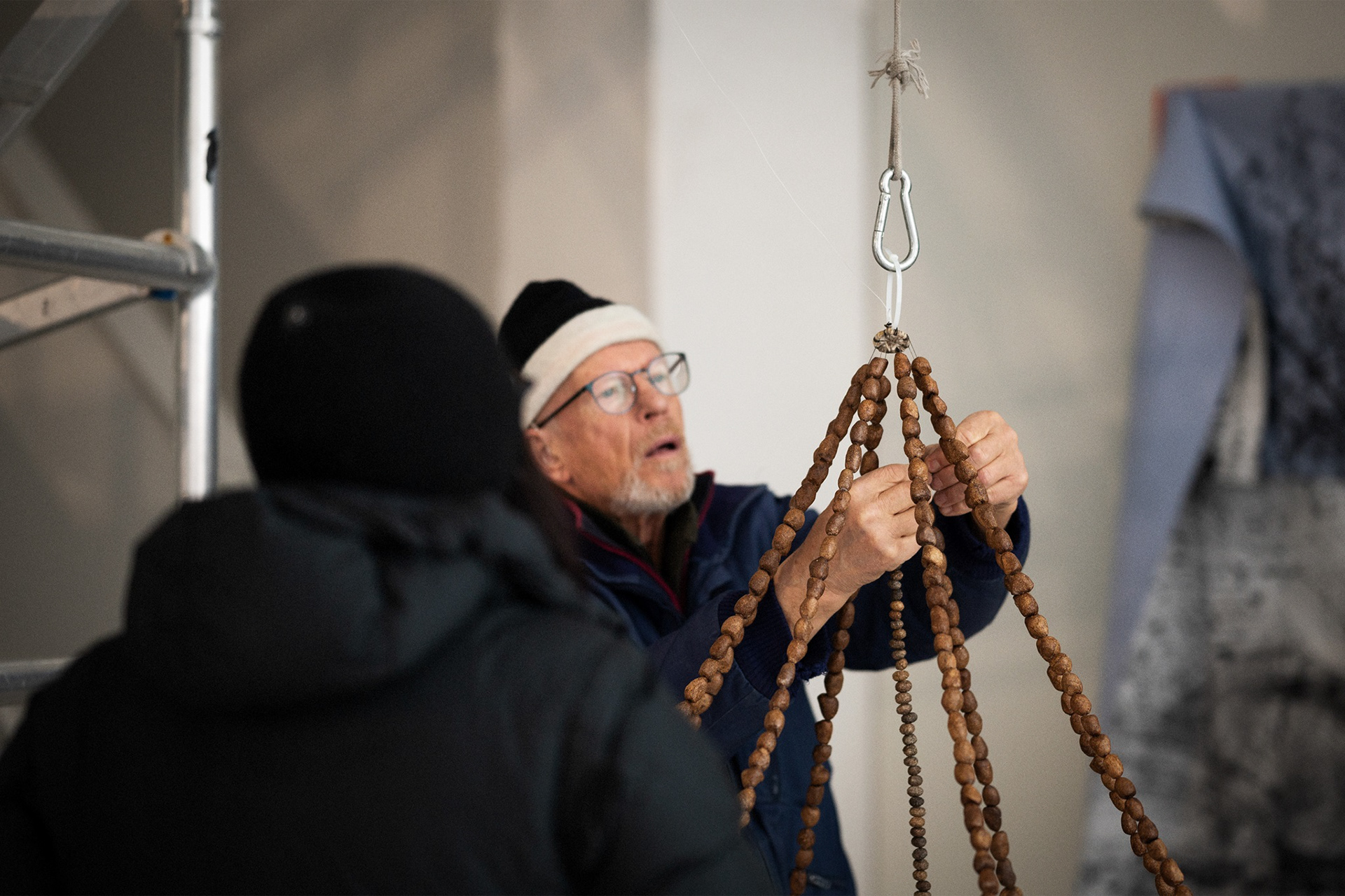 Anni Rapinojan Luonnonvalojen ripustus.