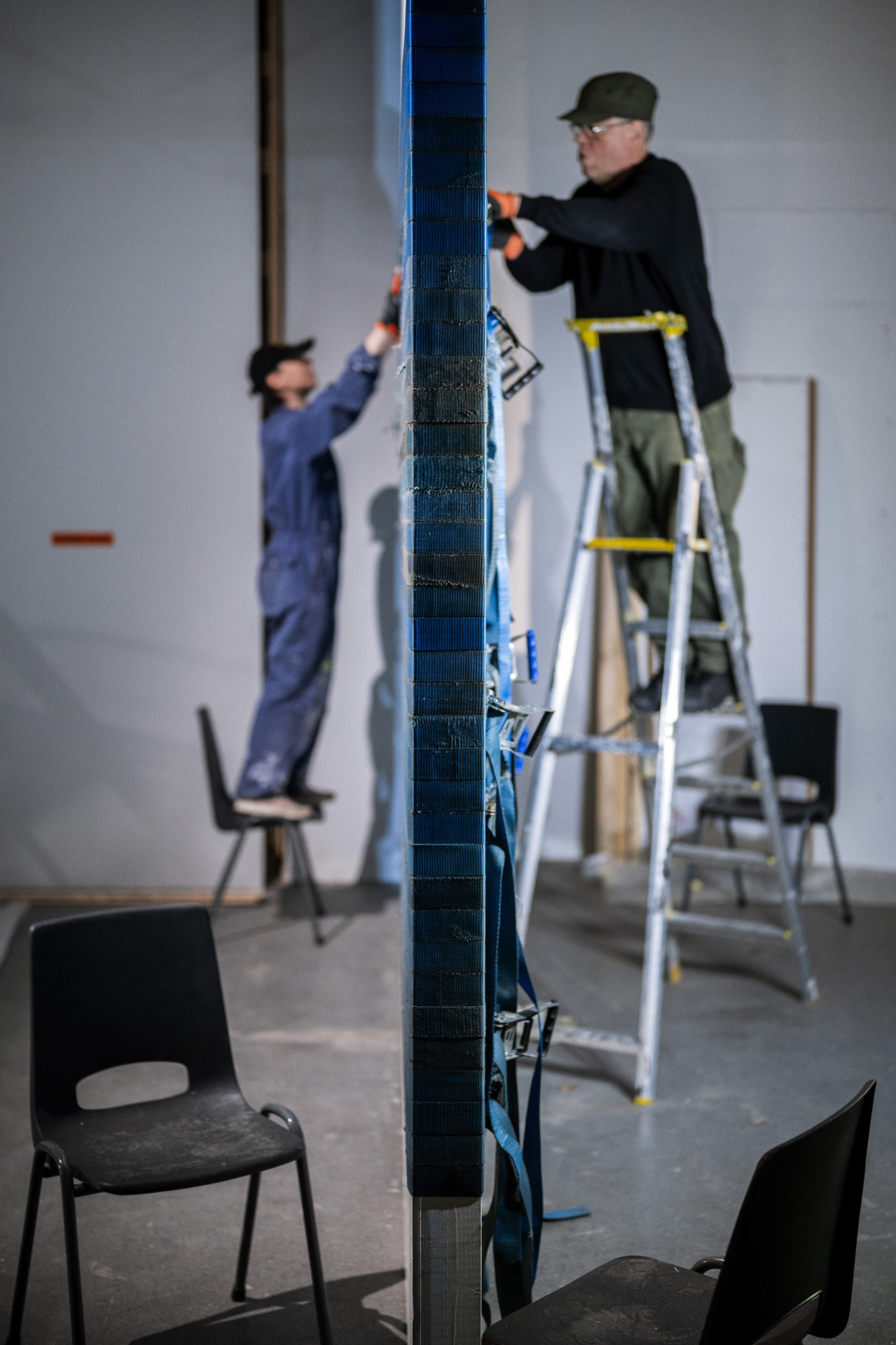 Laura Liljan teoksen ripustus.