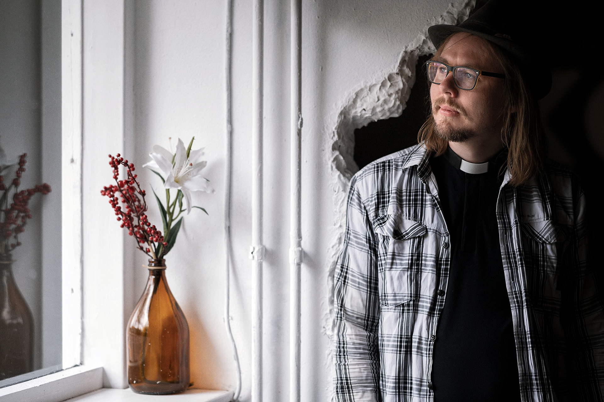 Riikka Muhosen juttu Matti Kivilahdesta Keskisuomalaiseen: "Pienen kaupungin pappi ei koskaan ole hävennyt boheemia elämäntyyliään." (2022)