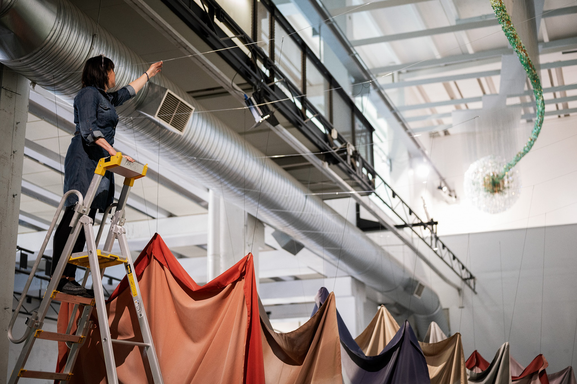 Kuraattori Heli Ryhänen.