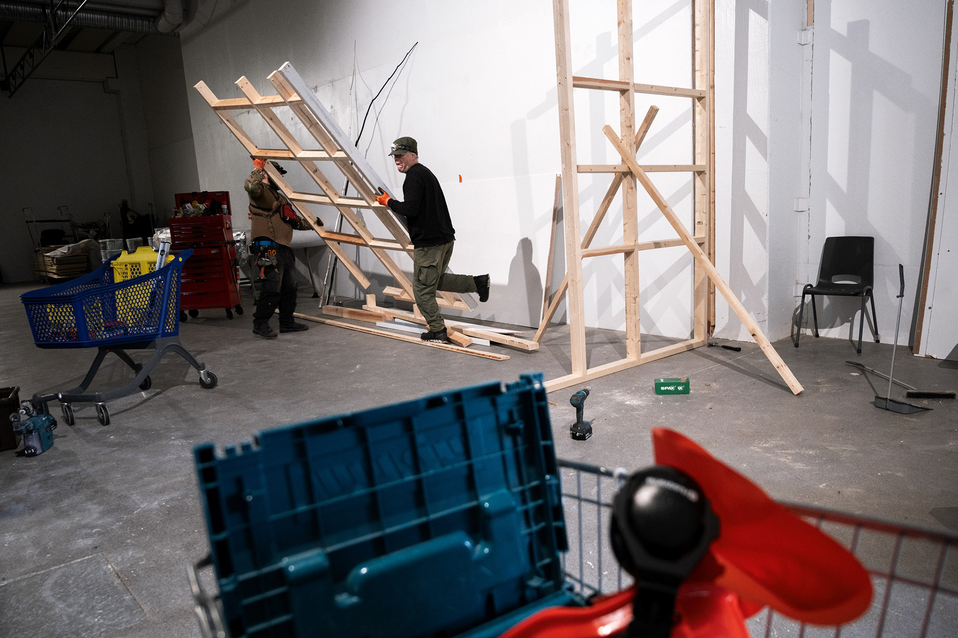 Laura Liljan seinän rakentaminen.