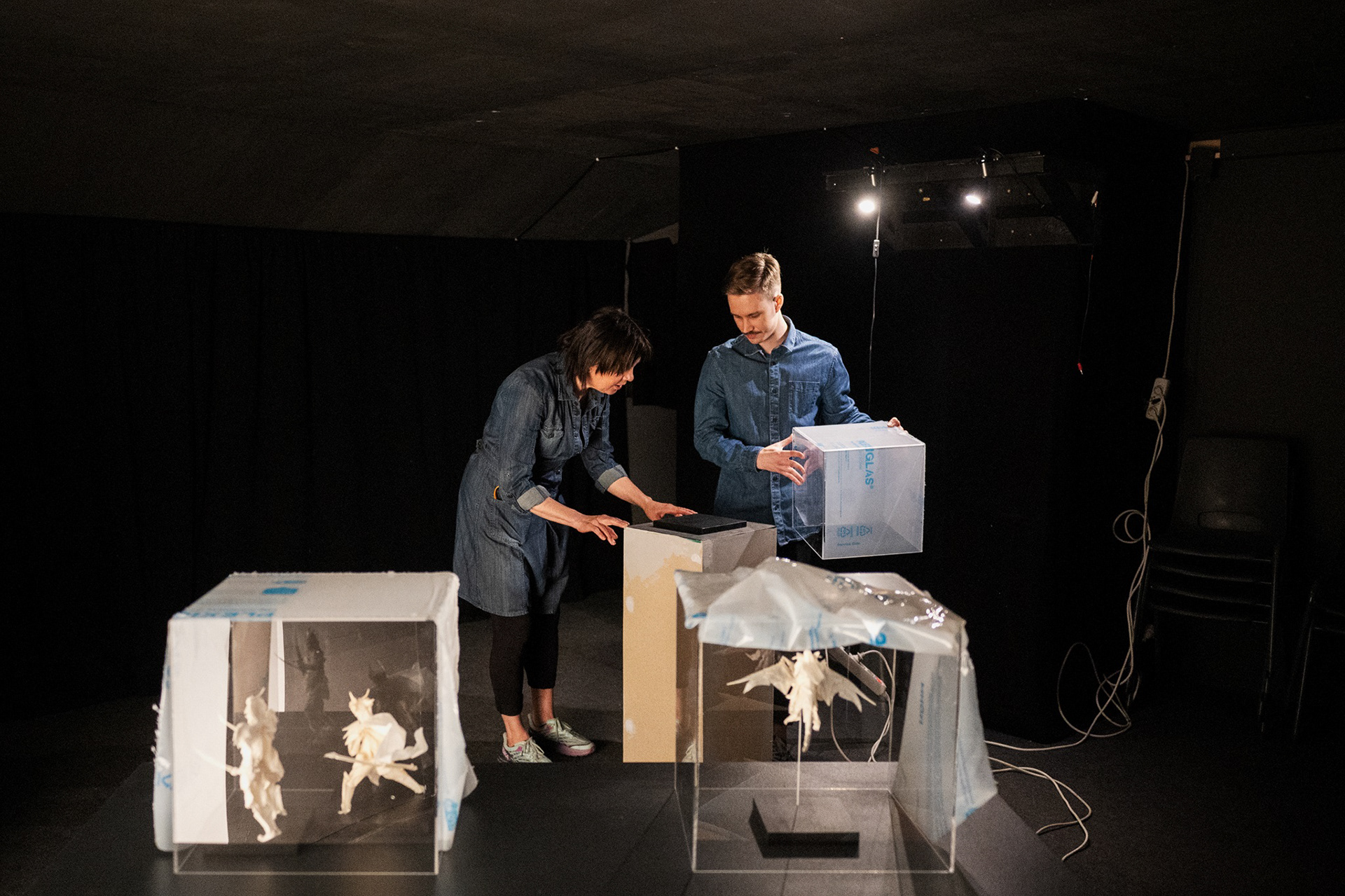 Kuraattori Heli Ryhänen ja Juho Könkkölä.