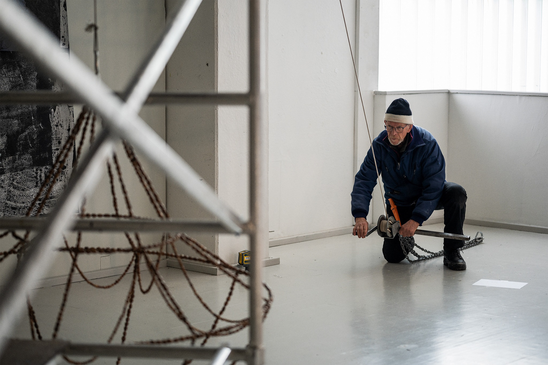 Anni Rapinojan Luonnonvalojen ripustus.