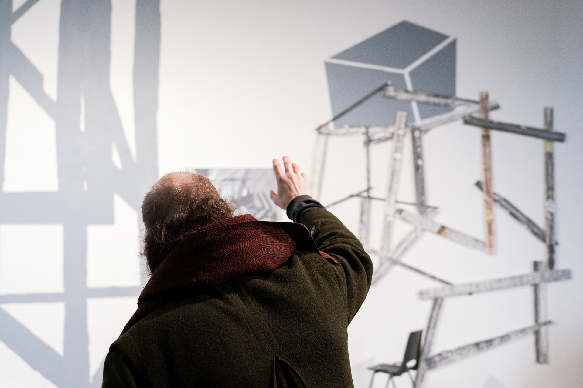 Johannes Heikkilä suunnittelemassa Paakkola Playground -installaatiota.