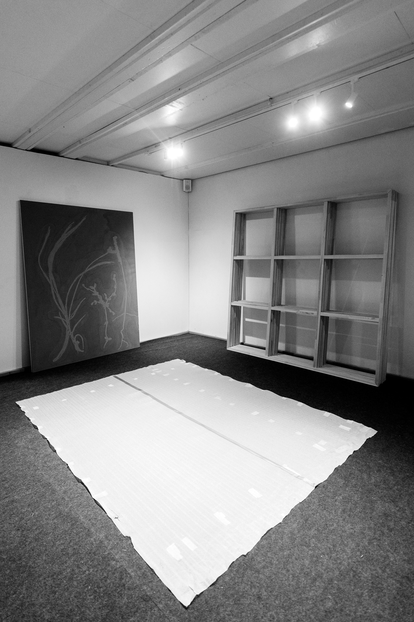 Michal Czinege ripustamassa Garden of Death -teosta.