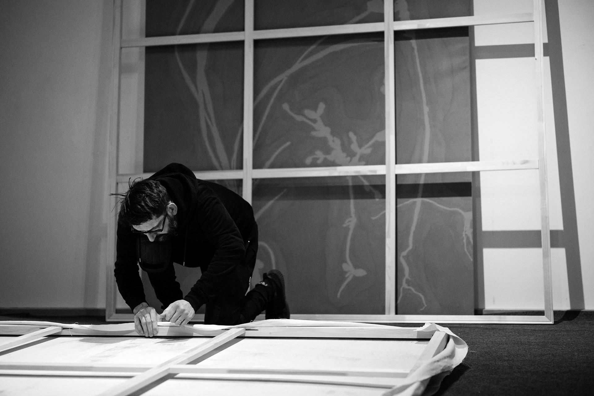 Michal Czinege ripustamassa Garden of Death -teosta.