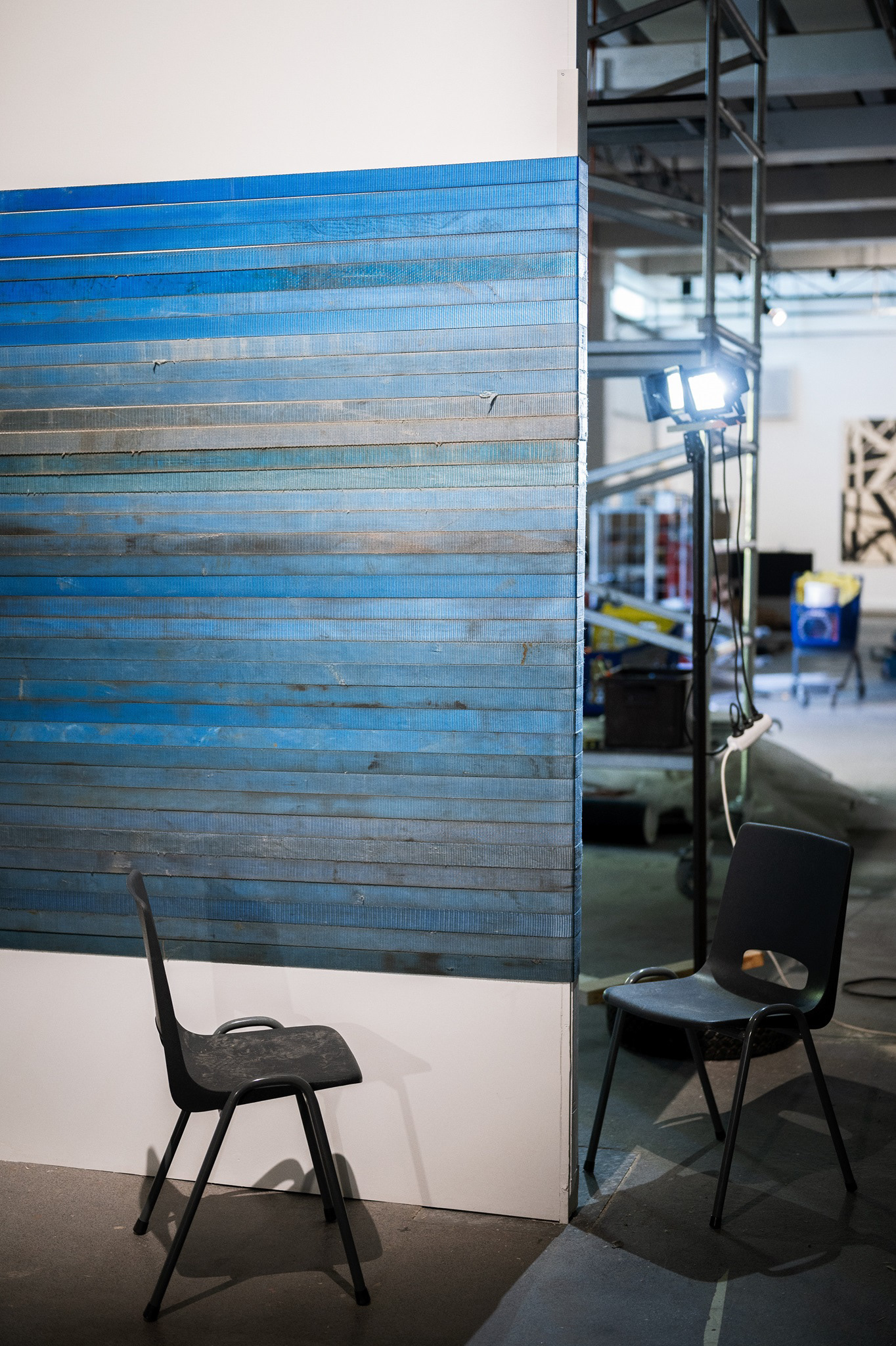 Laura Liljan teoksen ripustus.