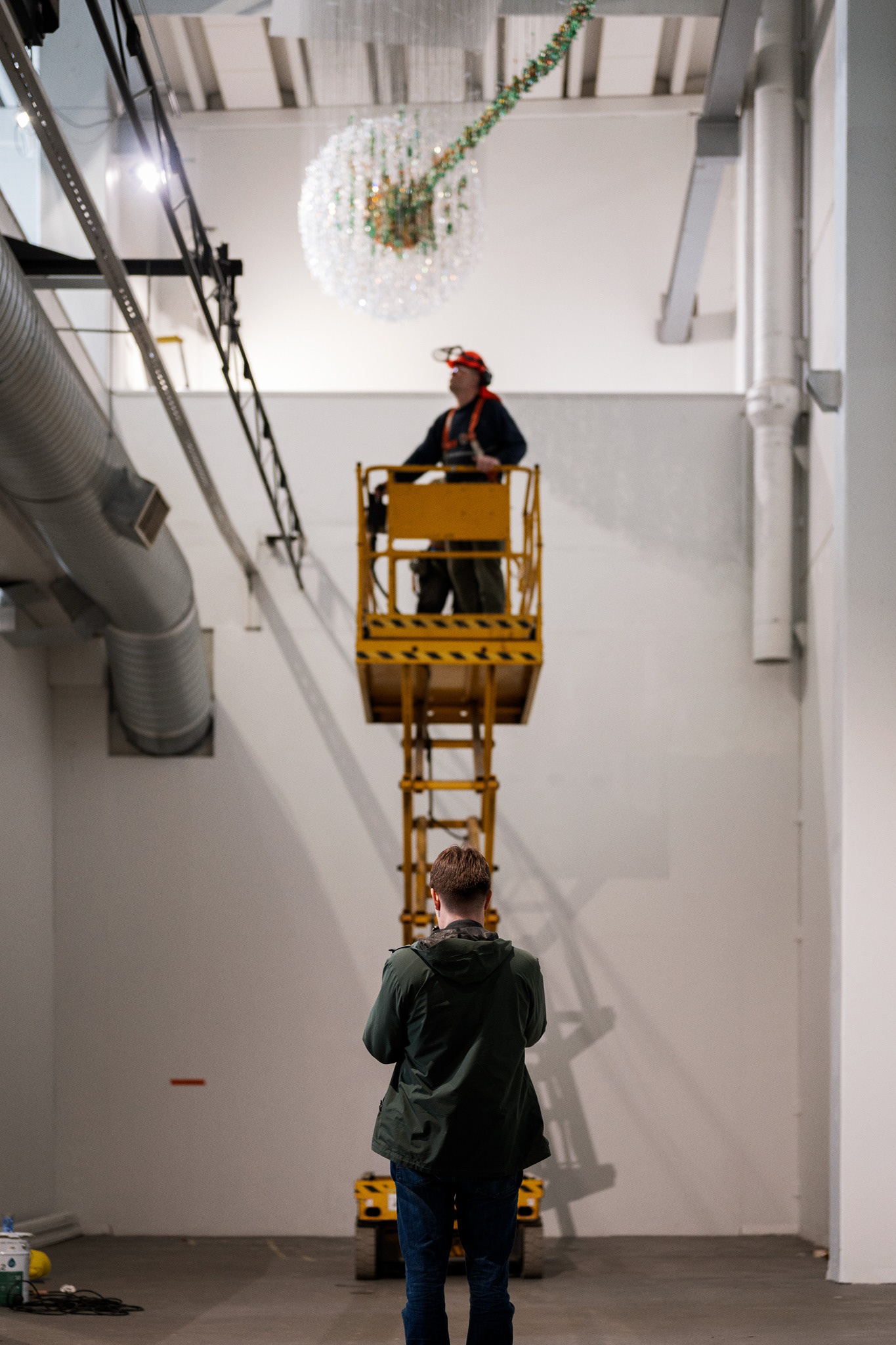 Näyttelymestari Risto Korpela Aamulehden Ossi Aholan kuvattavana.