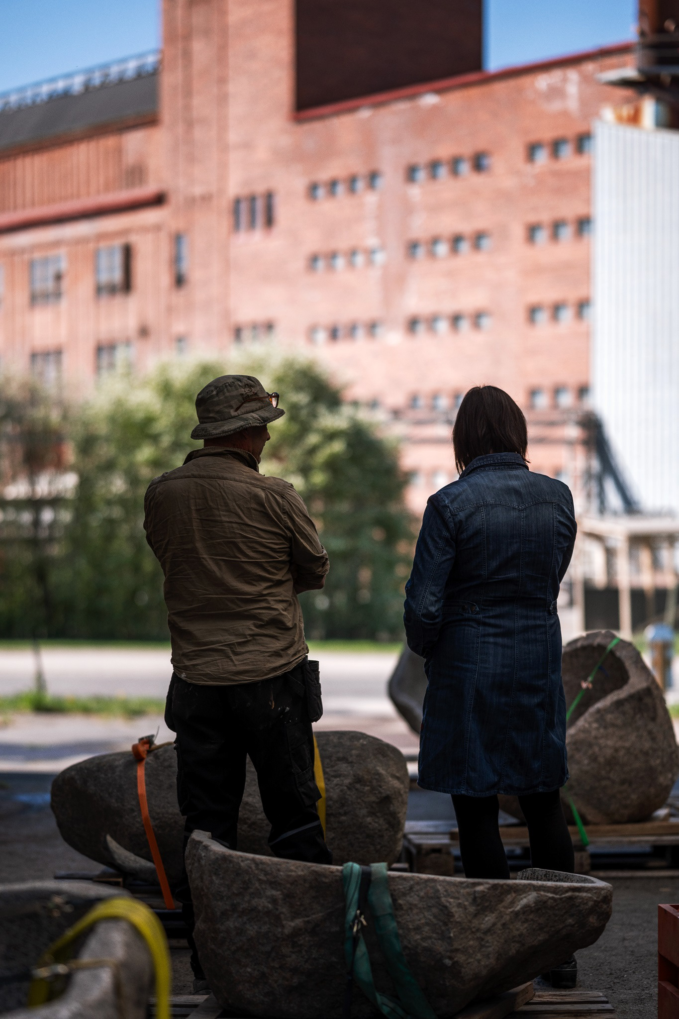 Kuraattori Heli Ryhänen ja Timo Hannunen.