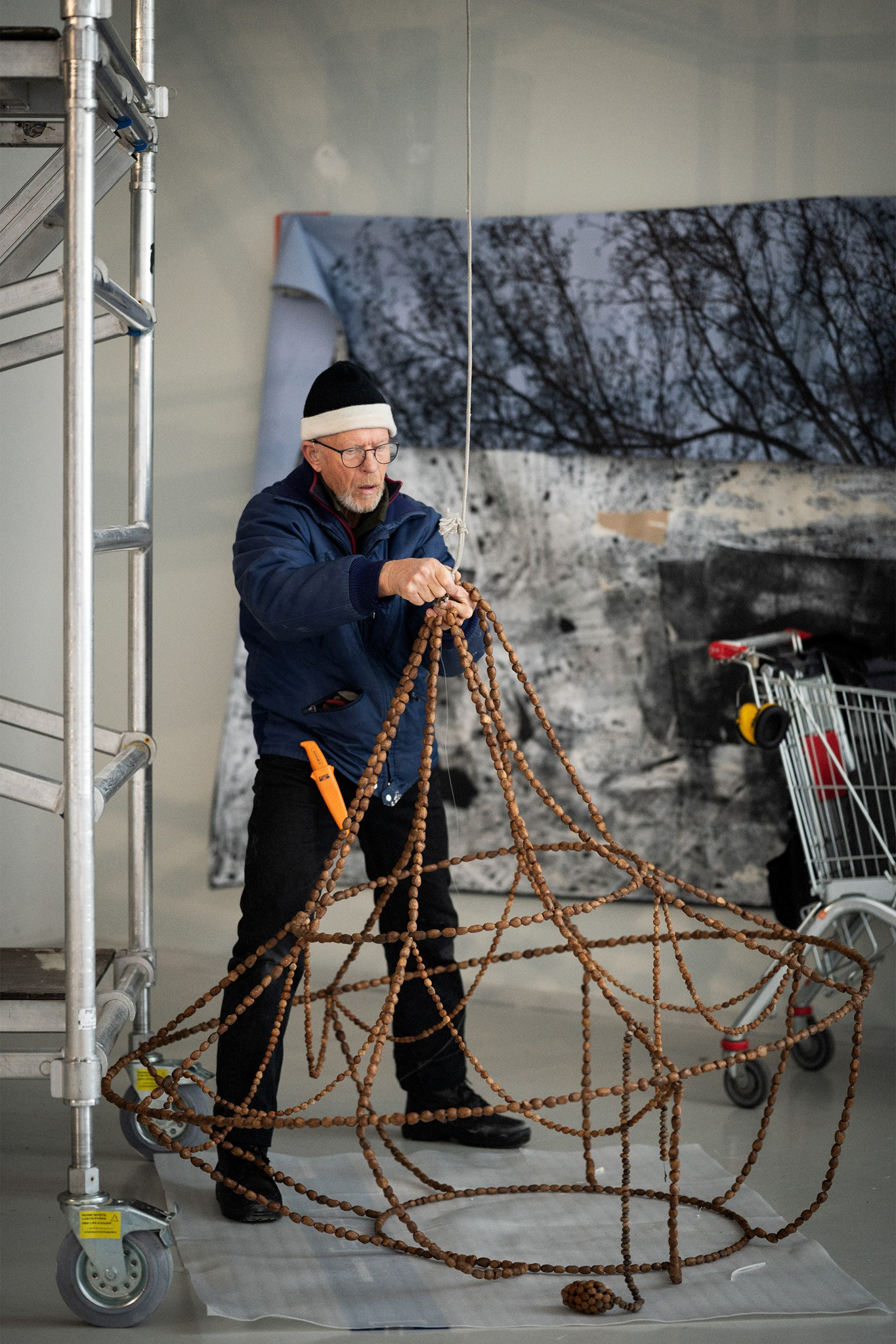 Anni Rapinojan Luonnonvalojen ripustus.