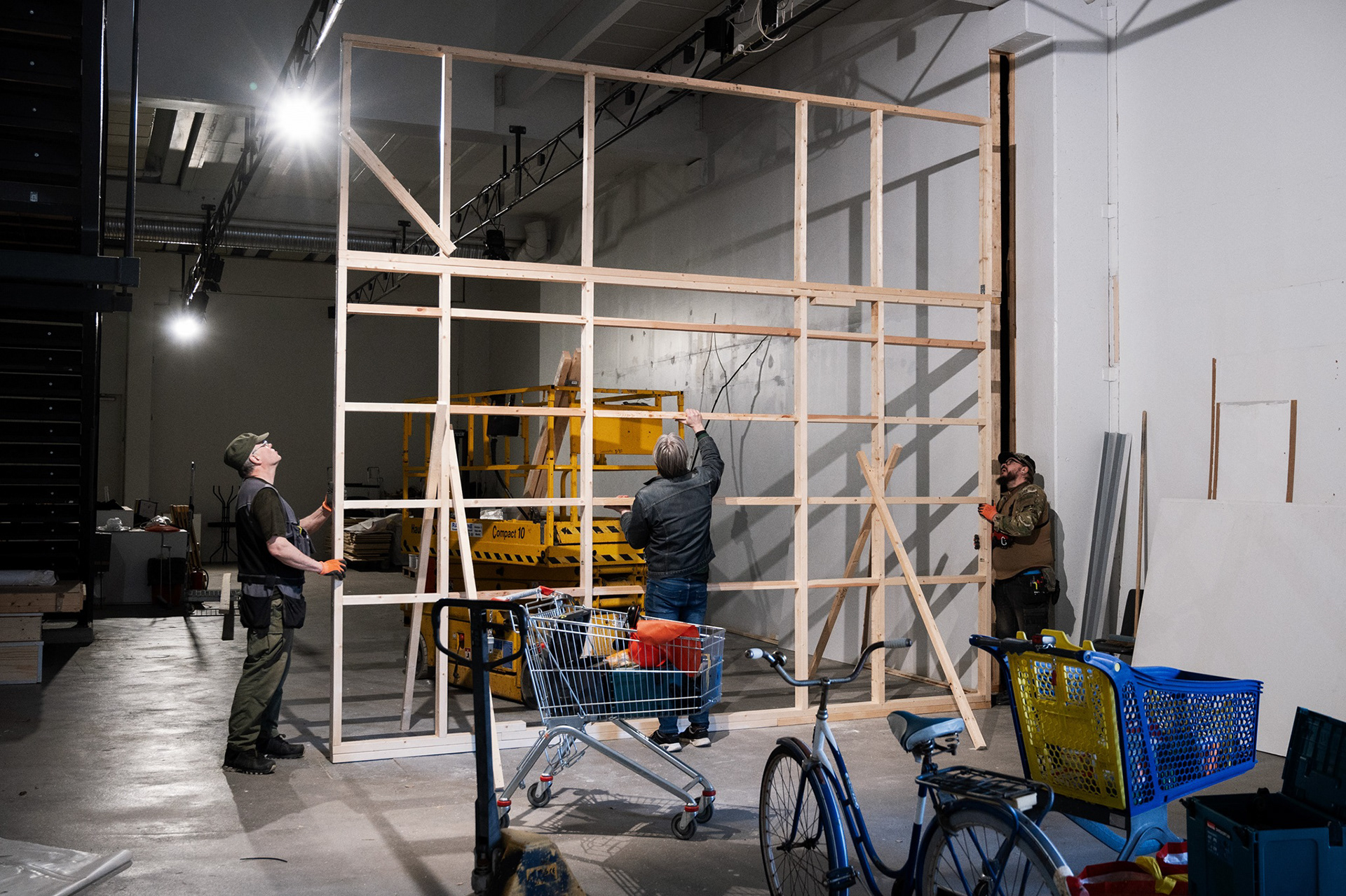 Laura Liljan seinän rakentaminen.