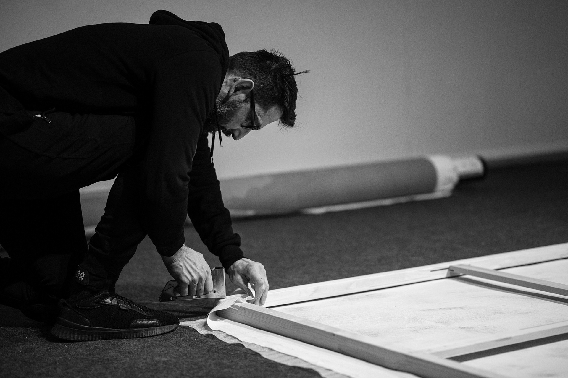 Michal Czinege ripustamassa Garden of Death -teosta.