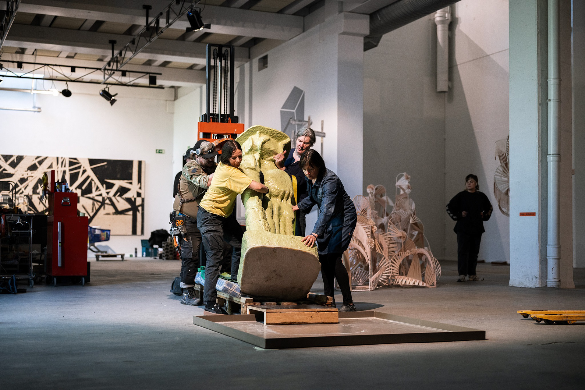 Katri Paunun keramiikkateoksen nosto.