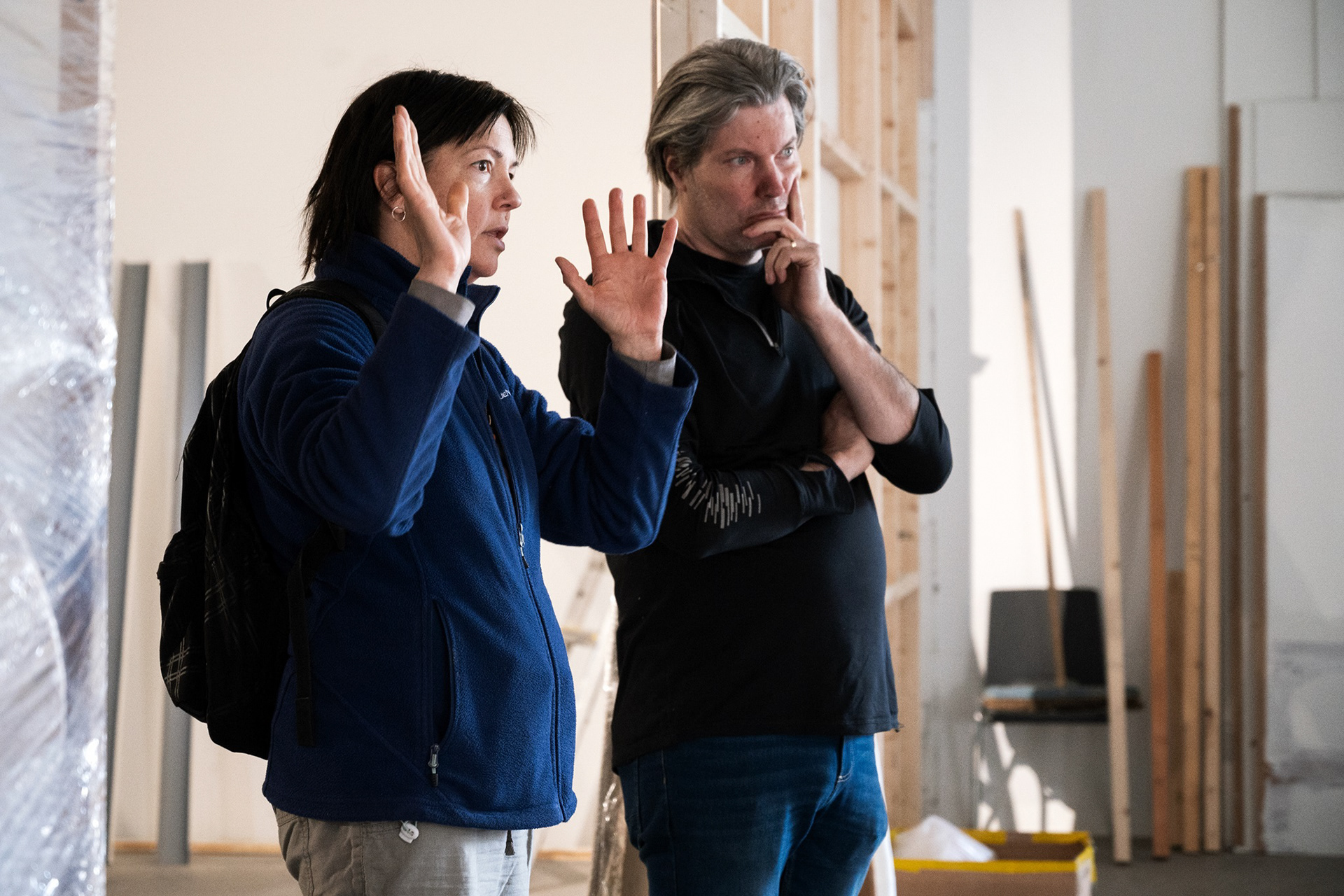 Kuraattori Heli Ryhänen ja toiminnanjohtaja Sampsa Virkajärvi suunnittelemassa ensimmäisen kerroksen olemusta.