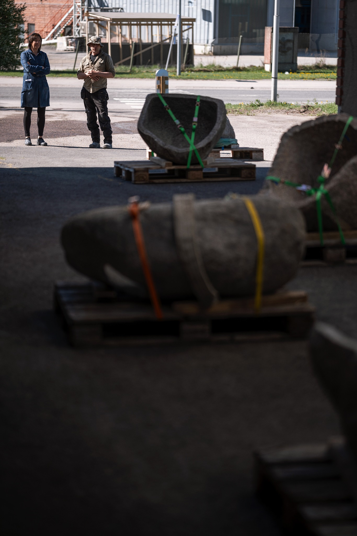 Kuraattori Heli Ryhänen ja Timo Hannunen.