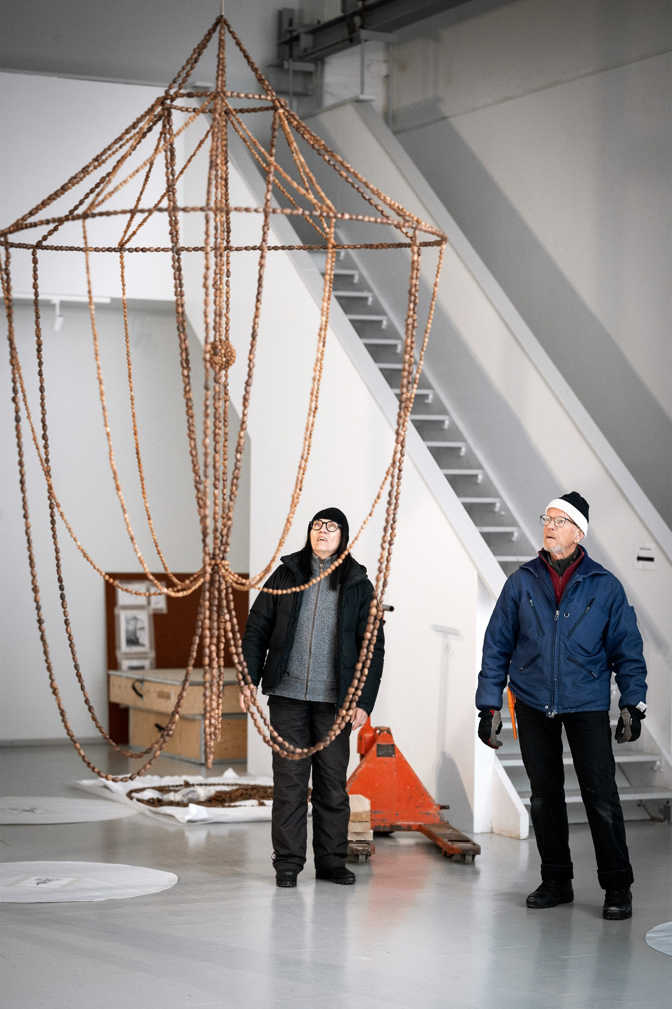 Anni Rapinojan Luonnonvalojen ripustus.