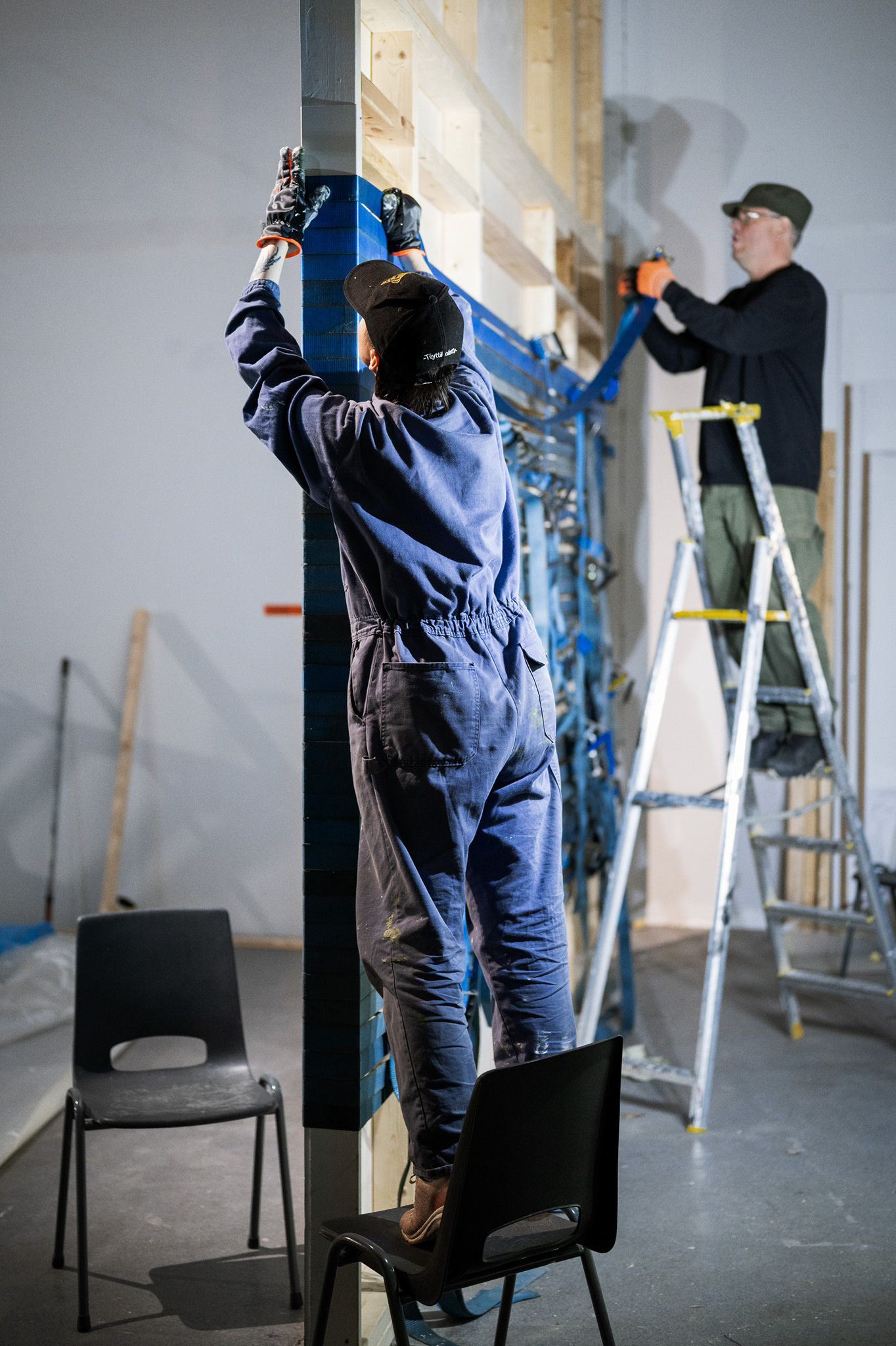 Laura Liljan teoksen ripustus.