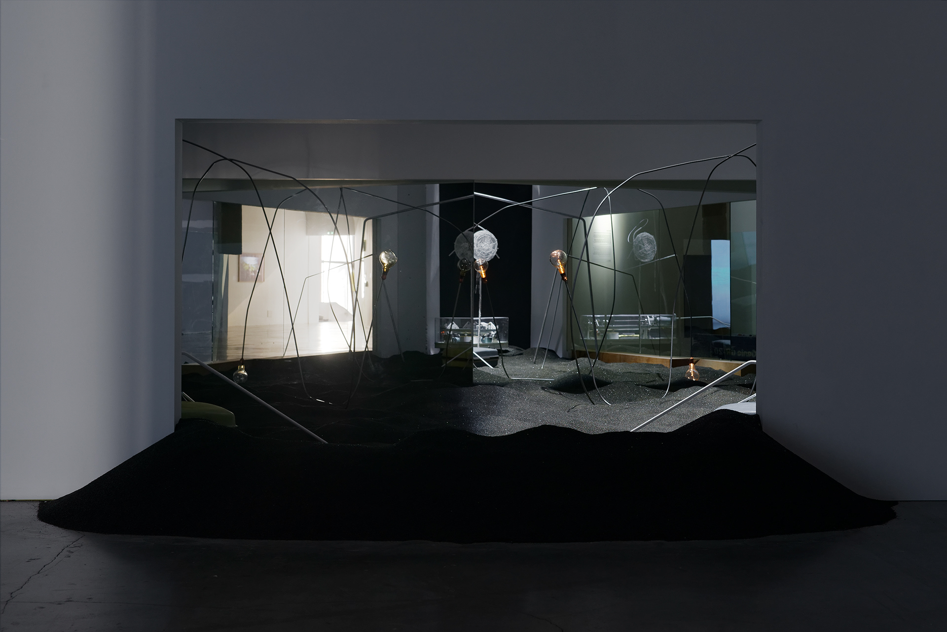 Tatiana Trouvé, Vue de l’exposition collective Dioramas au Palais de Tokyo, Paris, 2017
