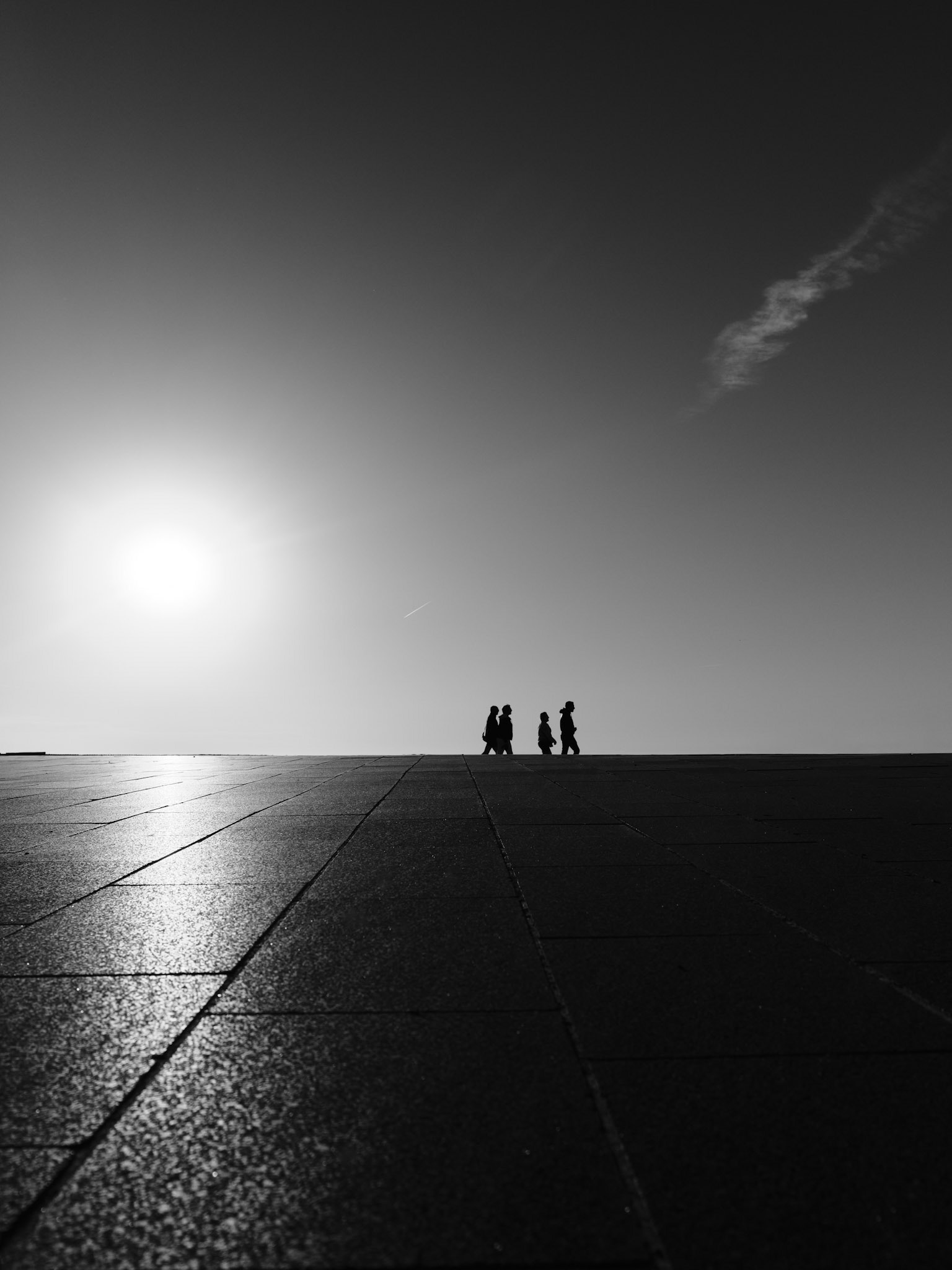 Samen op pad in het licht van de ondergaande zon