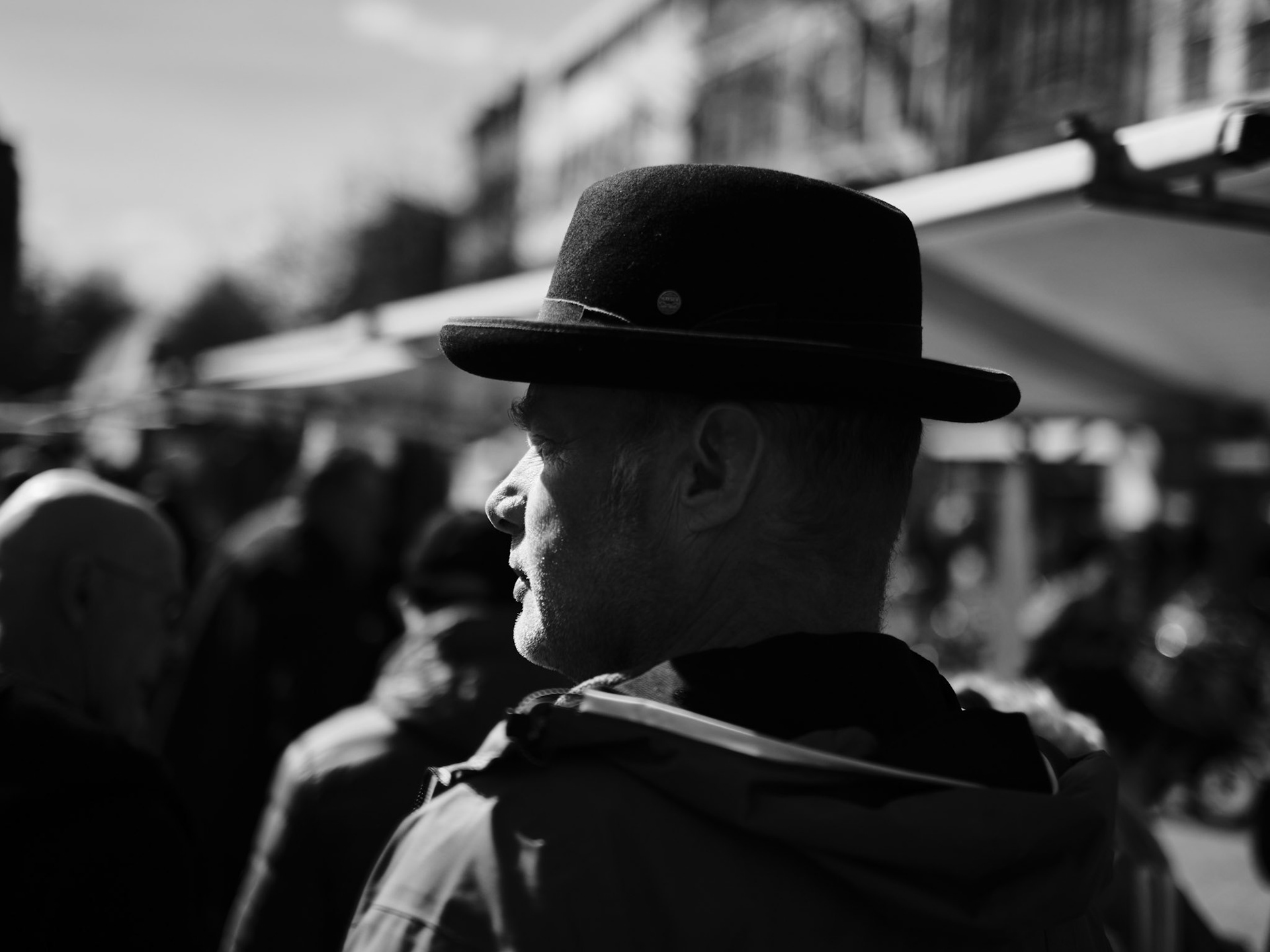 Verloren in gedachten met klassieke hoed.