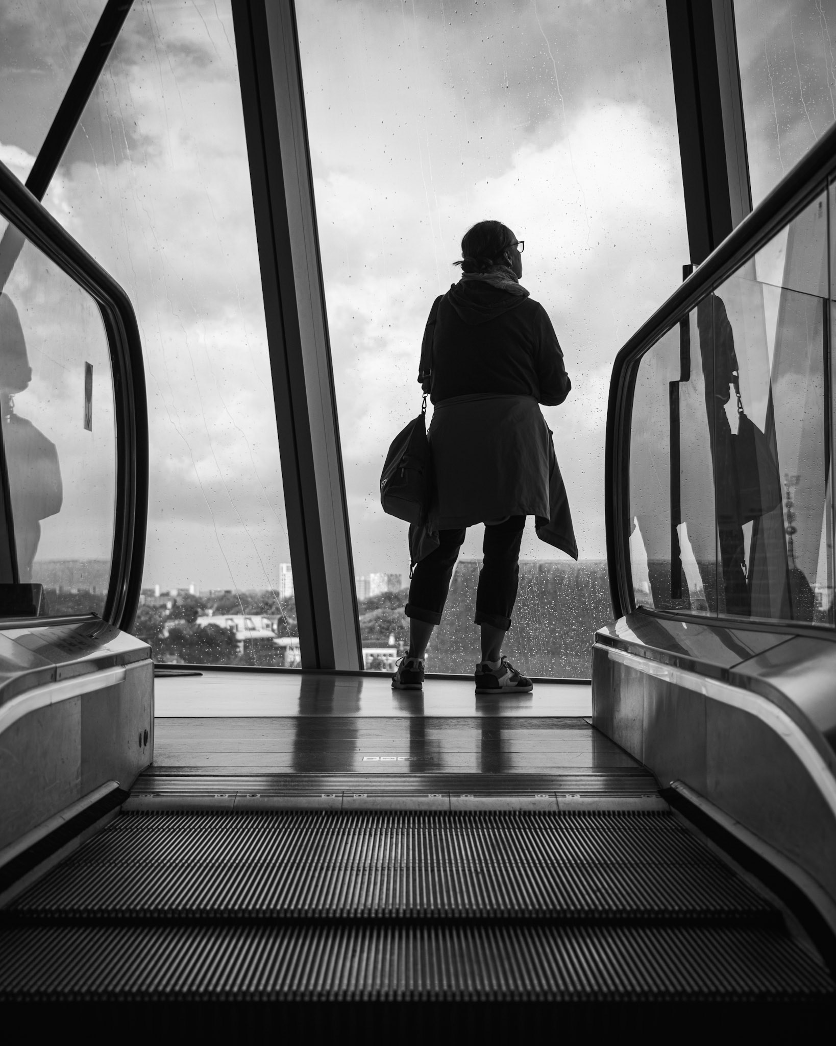 Zwart-wit venster: geframede eenzaamheid.