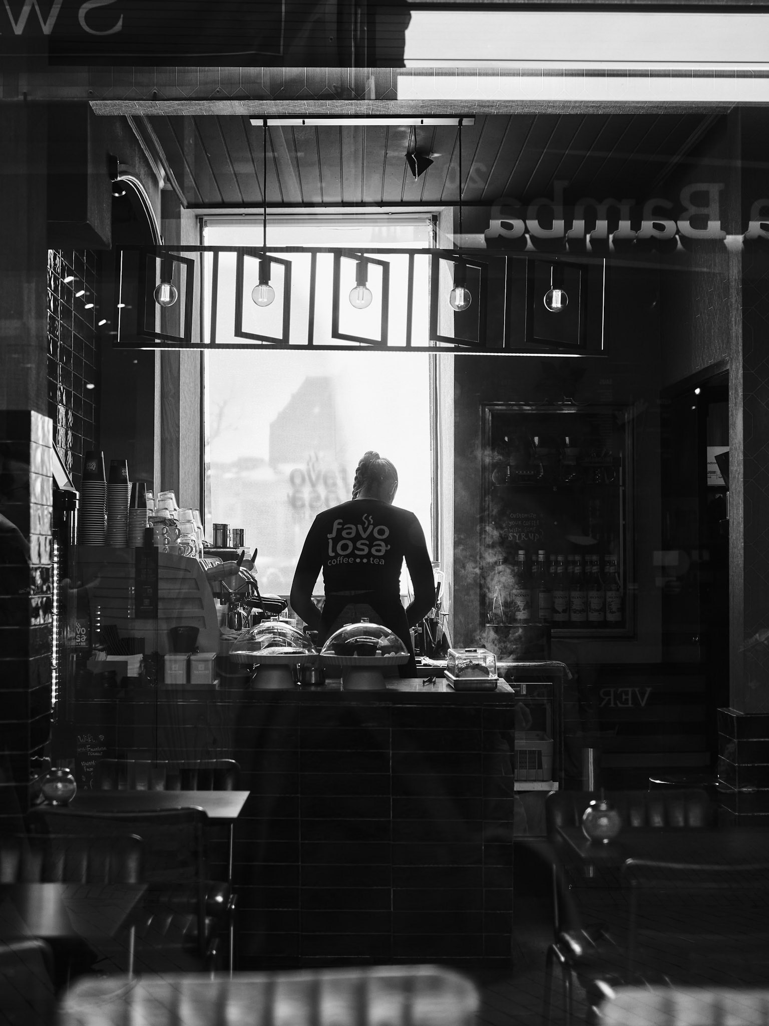 Stoom en schaduw in stille koffiebar