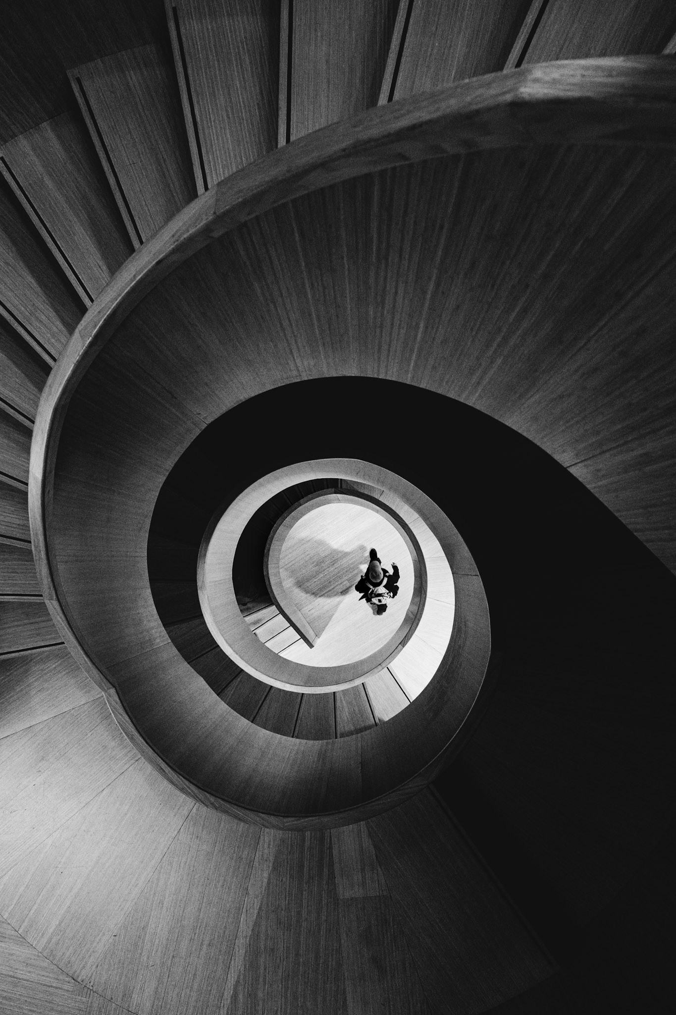 Zwart-wit draai: figuur in Forum architectuur
