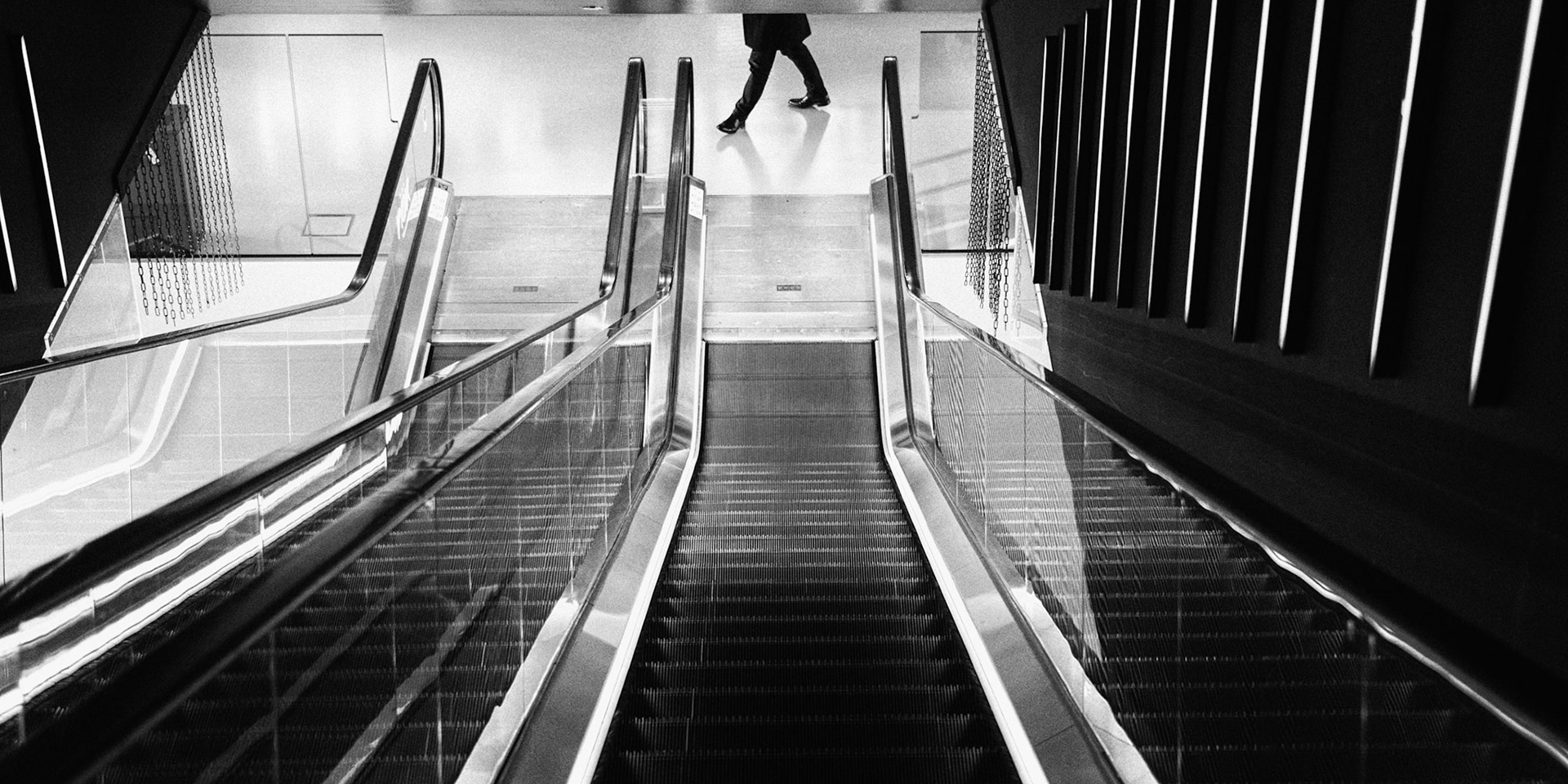 Roltrap diepte: benen geïsoleerd in symmetrische compositie.