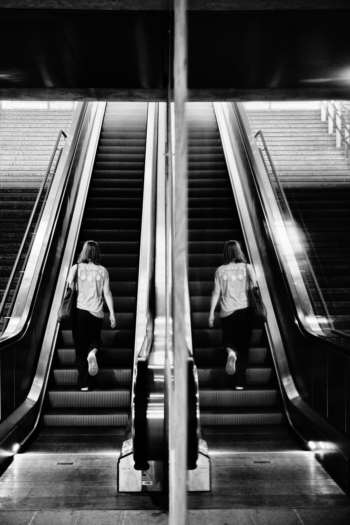 Roltrap dualiteit: leading lines dame reflectie.