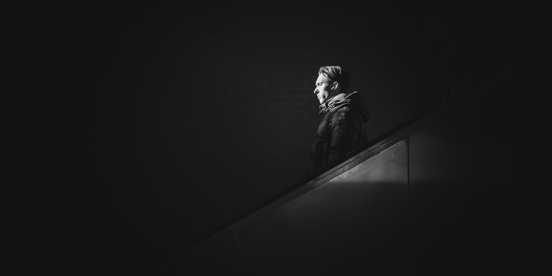 Spotlight station: figuur uit schaduw.