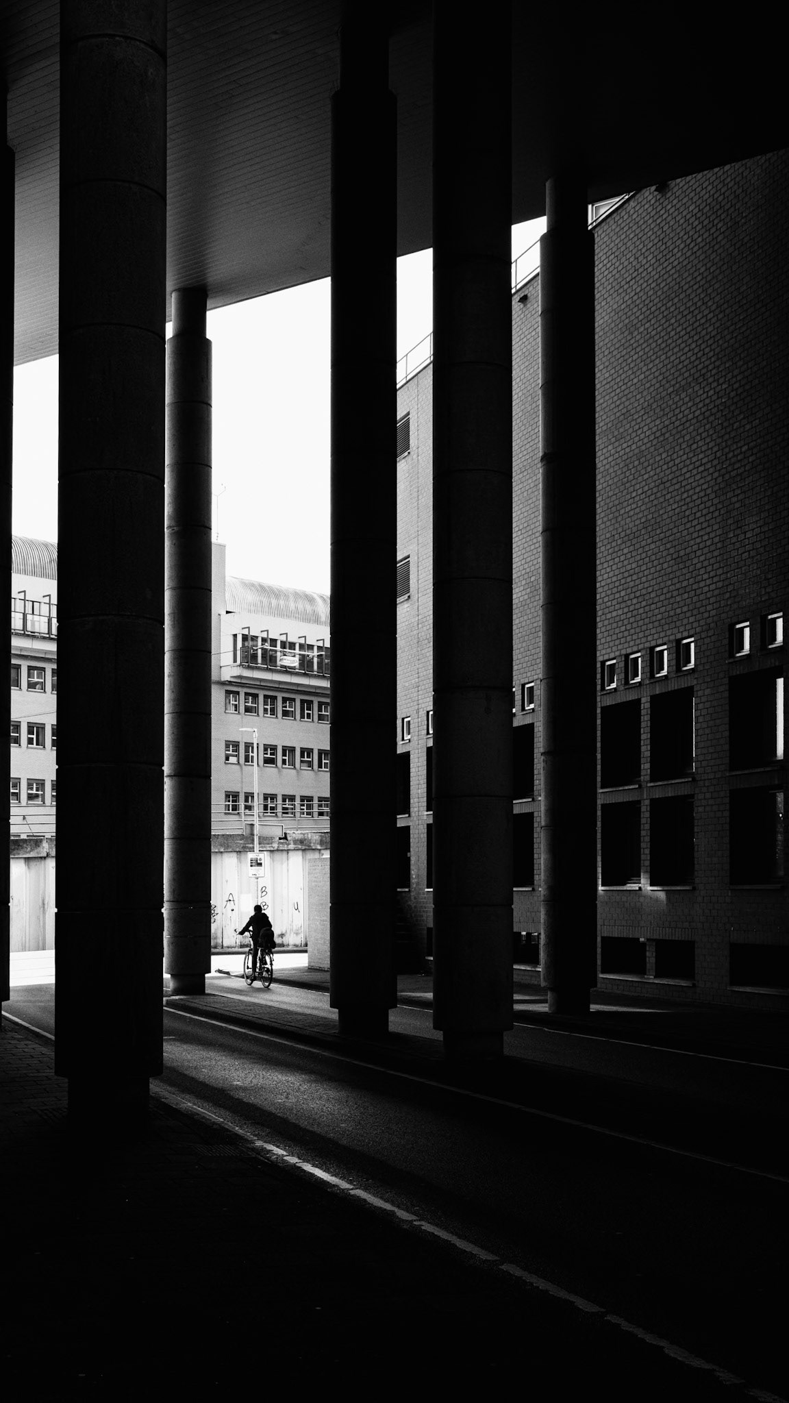 Stille schaduw tussen urban zuilen Groningen