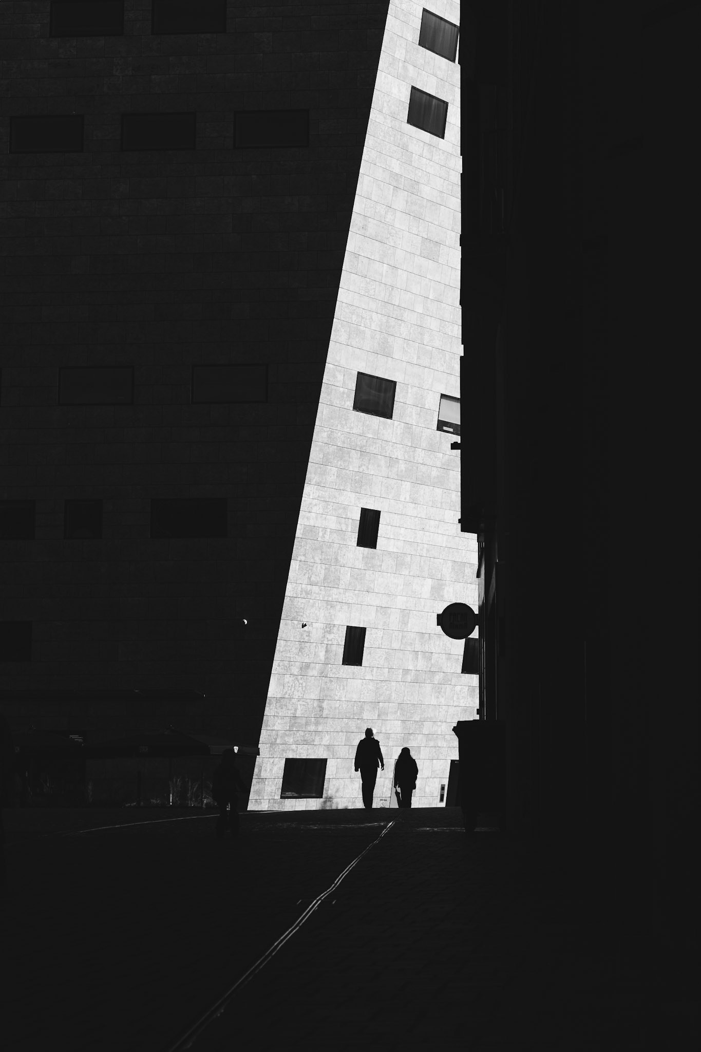 Ze stappen de hoge muur af, schaduwen reiken naar Starfleet grandeur – zwart-wit silhouet architectuur.