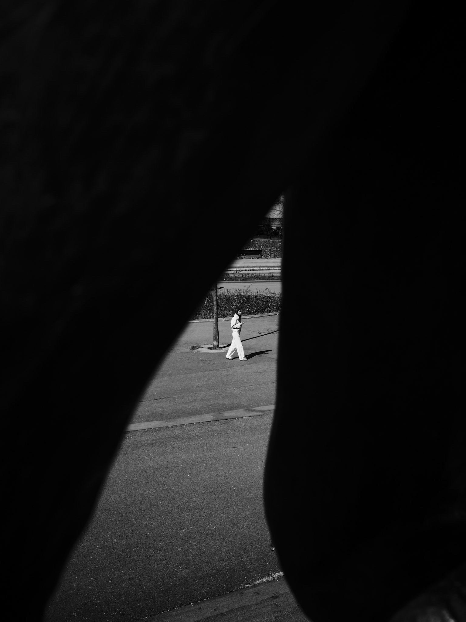 Jongedame glijdt door zwarte leegte.