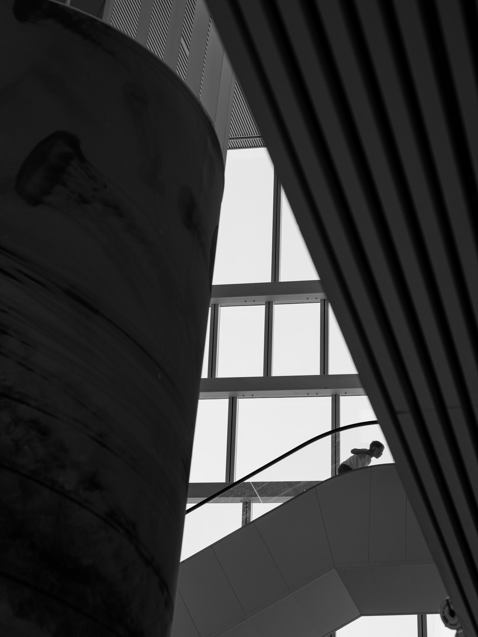 Klein figuur klimt in architectuur schaduwen.