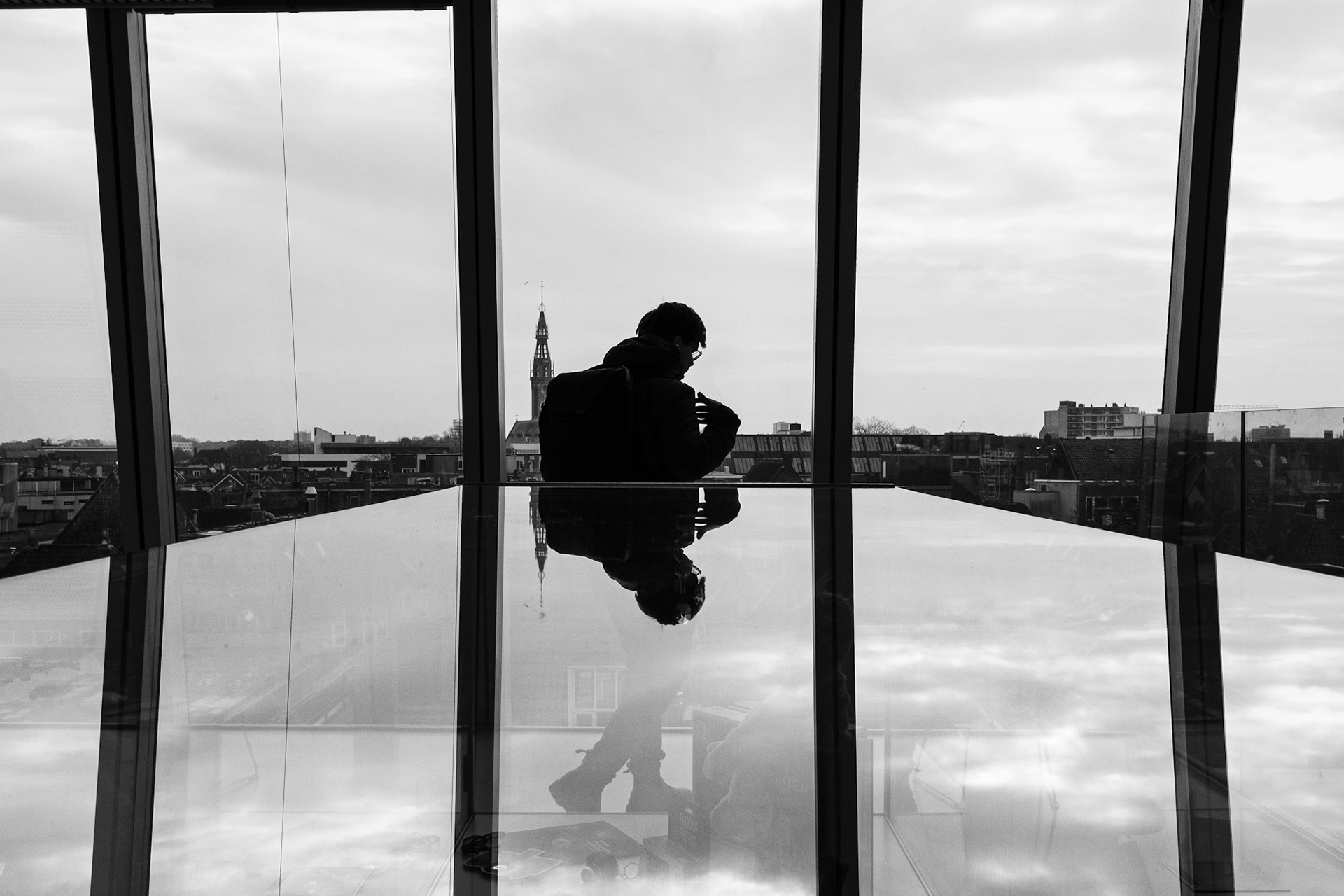 Gelaagd door glas: silhouet gevangen in lichtstrepen.