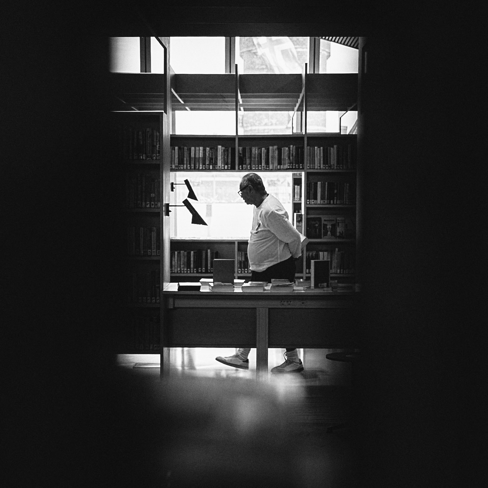 Zwart-wit bibliotheekmoment: geobserveerde zoeker.