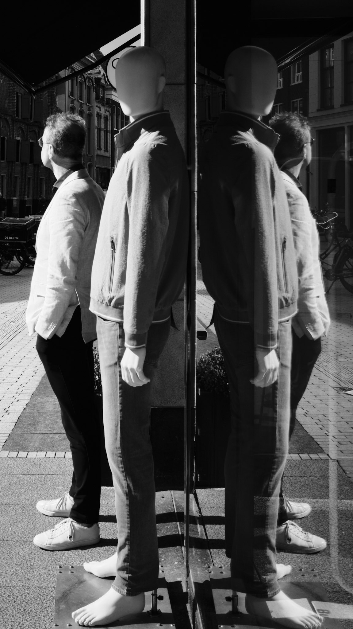 Man en spiegelman in stille tweespalt.