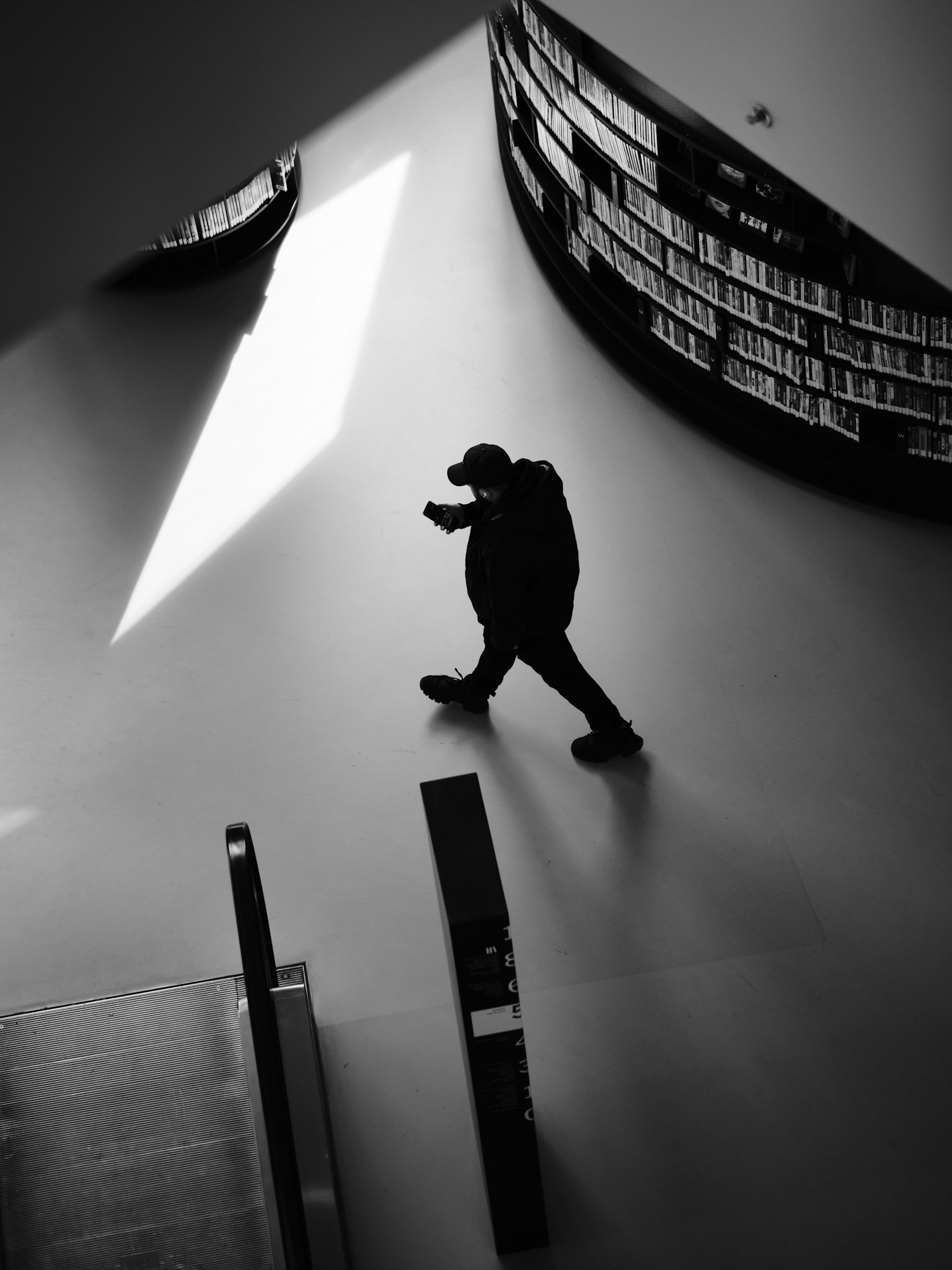 Eenzaam licht onder hoge ringen