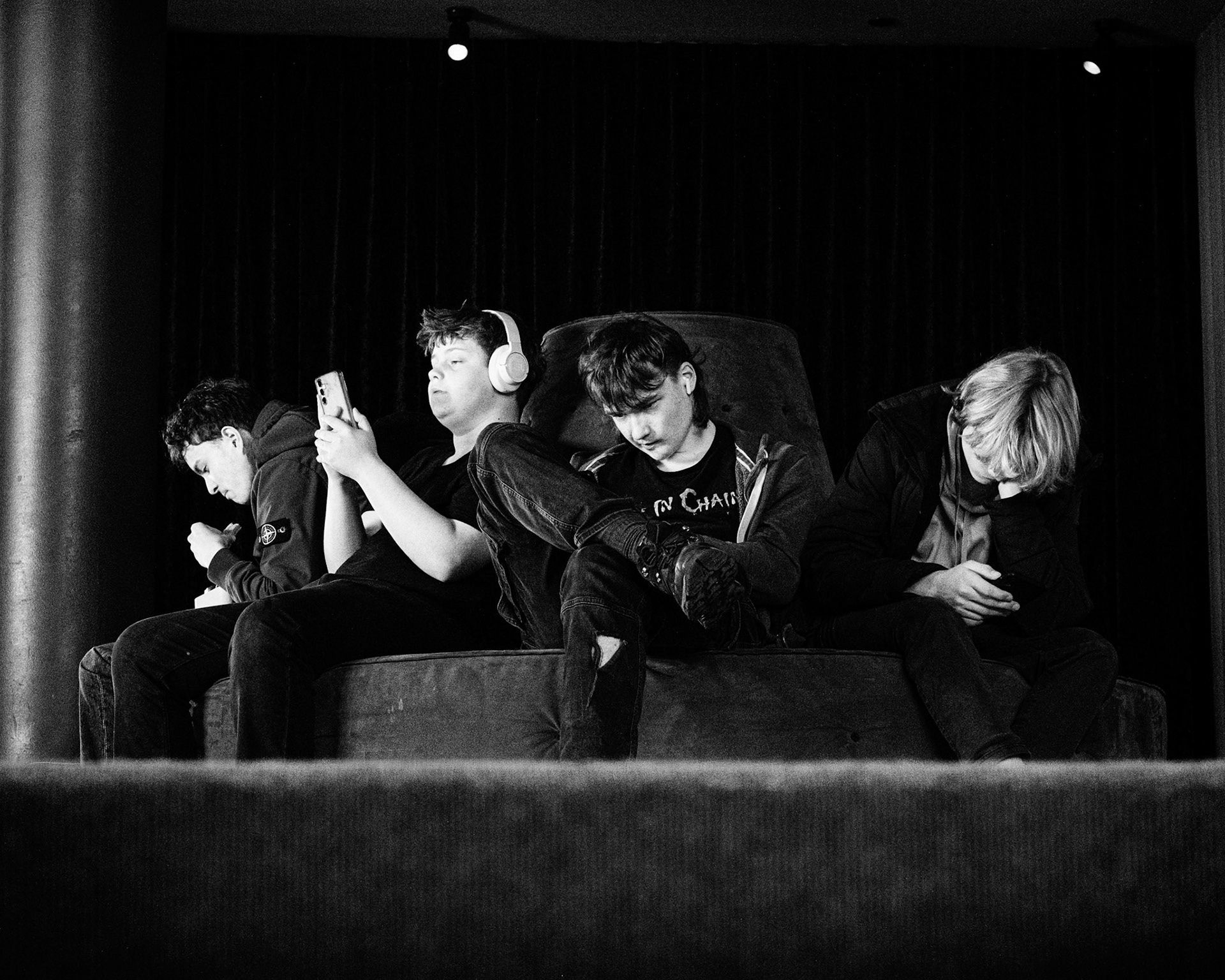 Jongens turen naar telefoons in Forum. Gezellig...