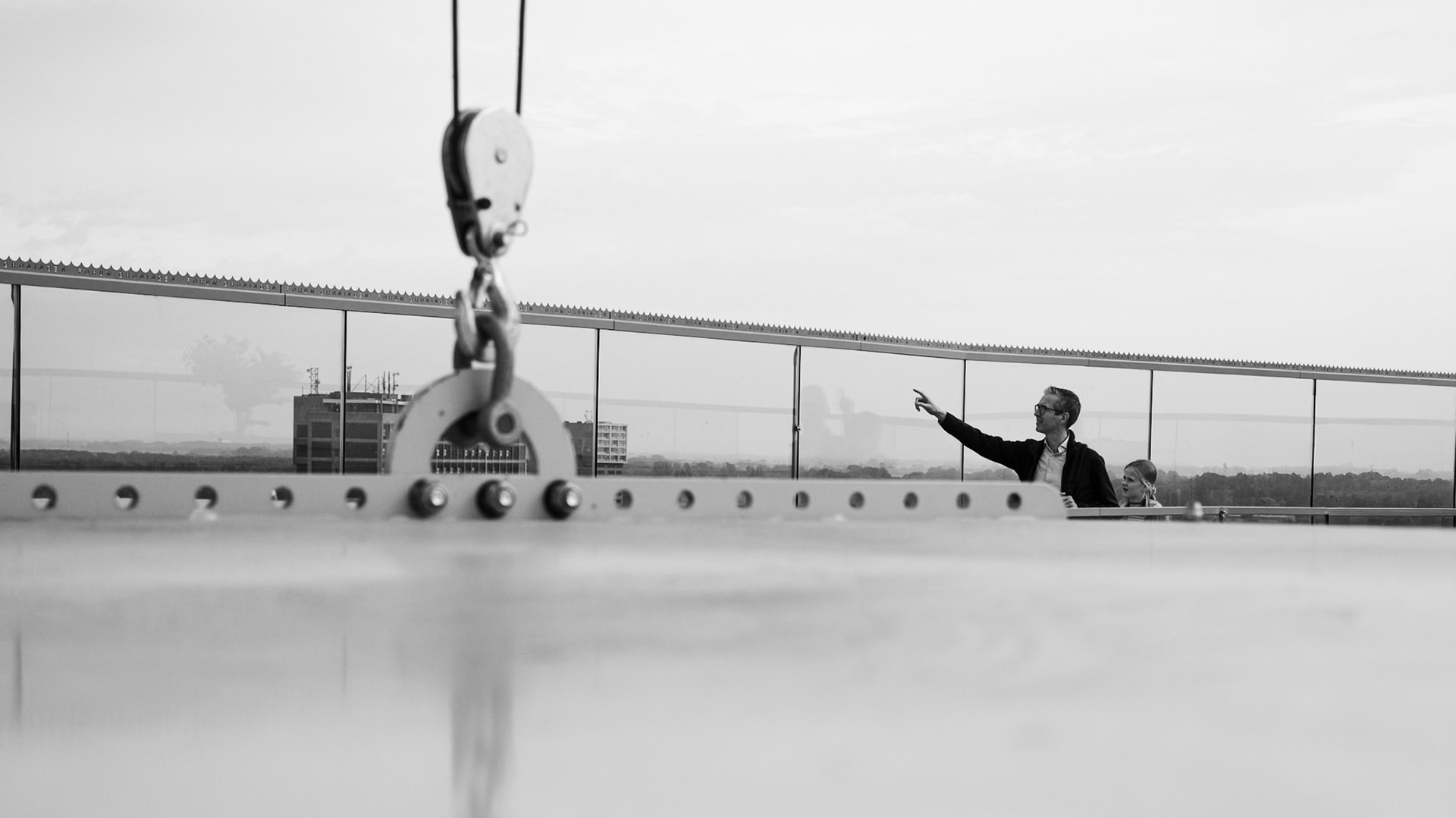 Zwart-wit familieblik: mens en metaal.